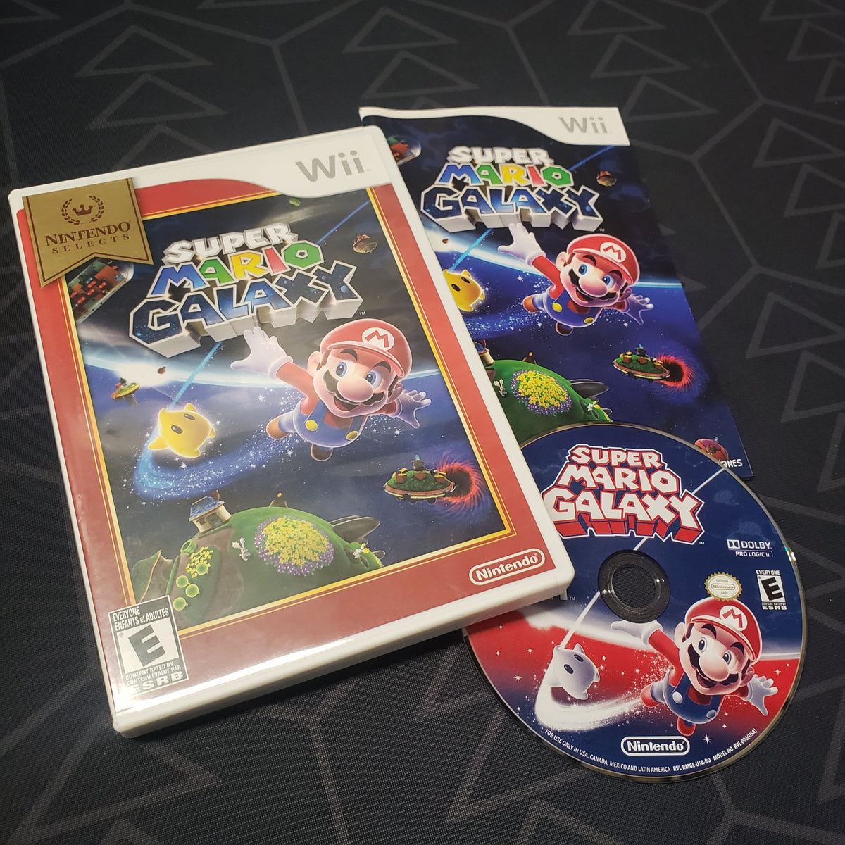Image shows the case, manual & disc for the video game Super Mario Galaxy for Nintendo Wii