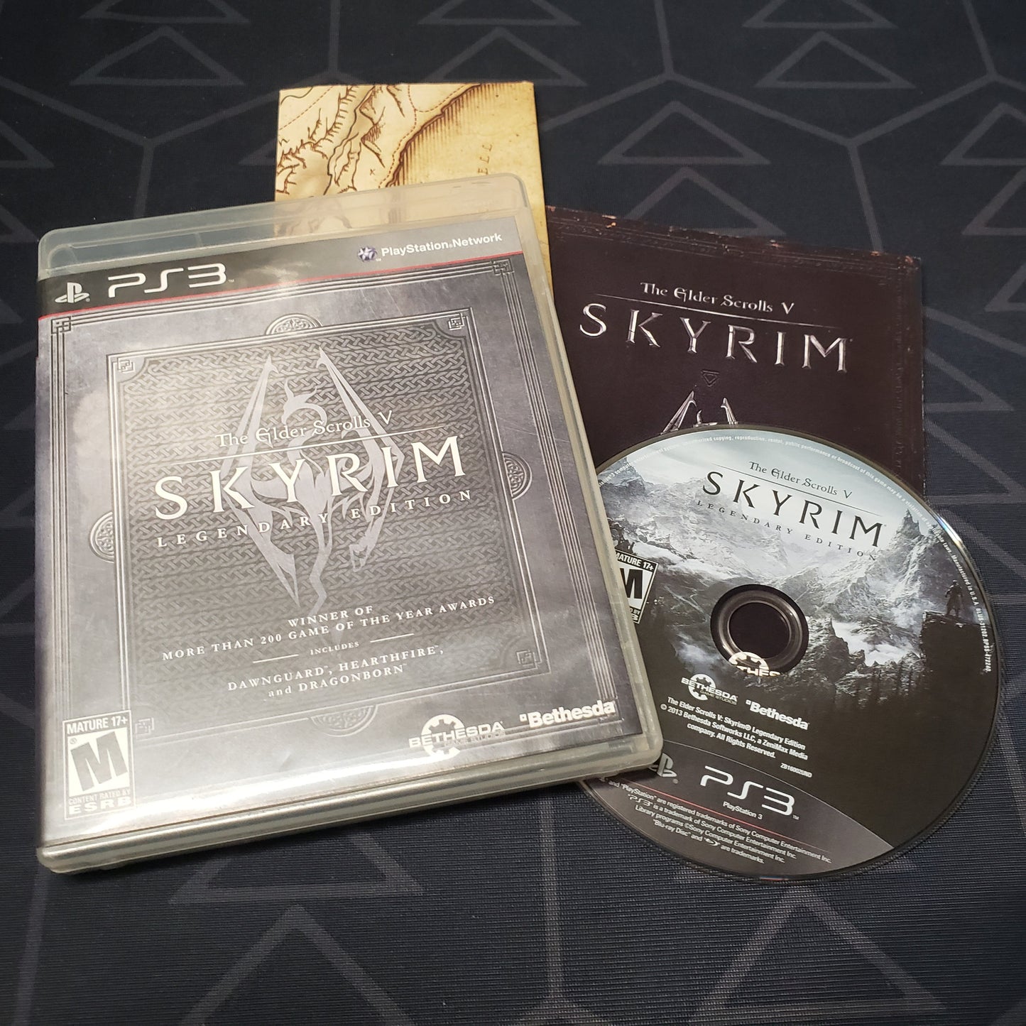 Image shows the case, manual and disc for the video game The Elder Scrolls V: Skyrim Legendary Edition for Playstation 3