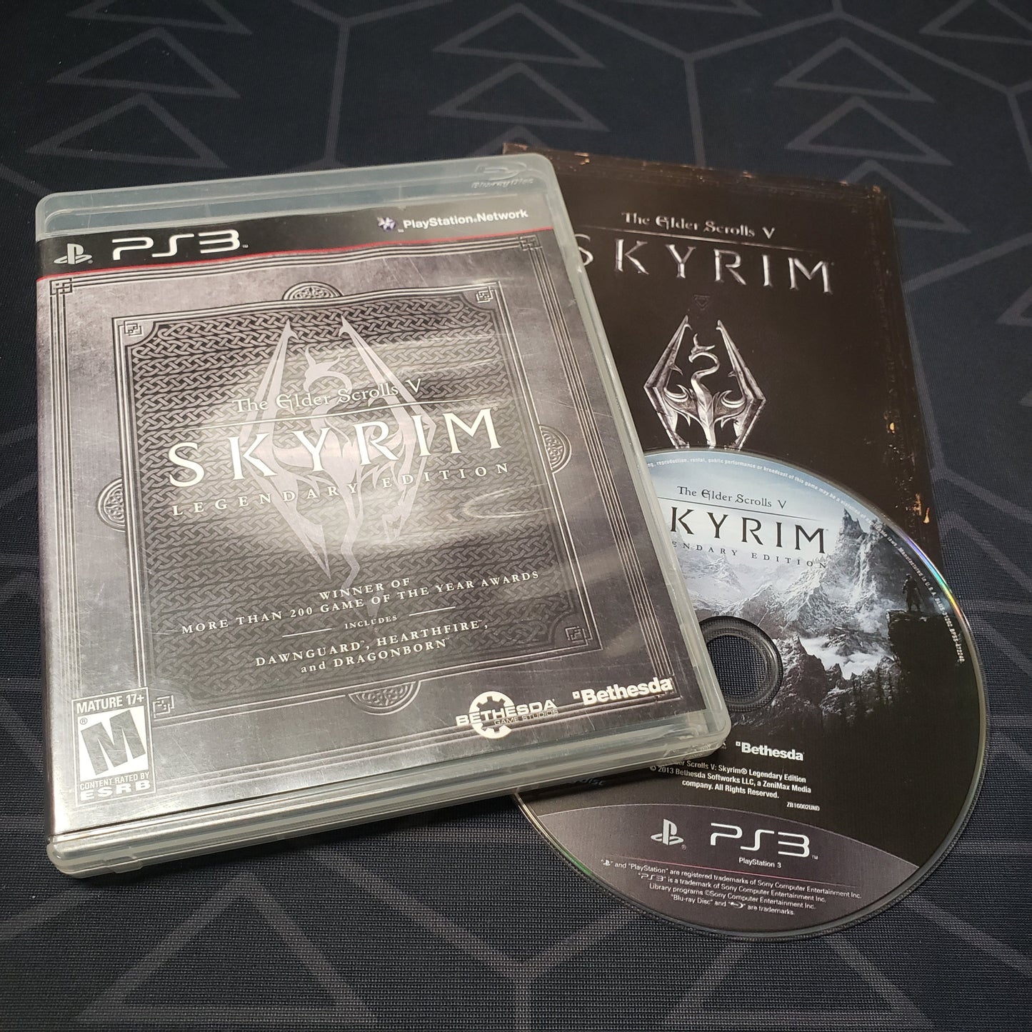 Image shows the case, manual and disc for the video game The Elder Scrolls V: Skyrim Legendary Edition for Playstation 3