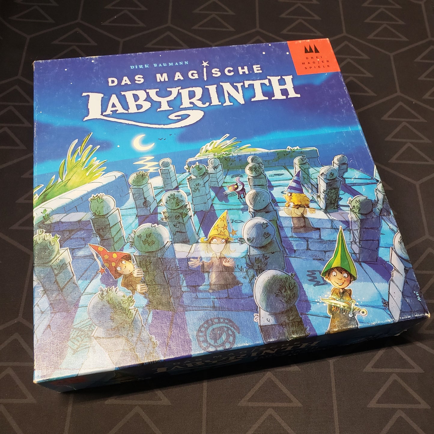 Image shows the front cover of the box for the German-language printing of the board game The Magic Labyrinth