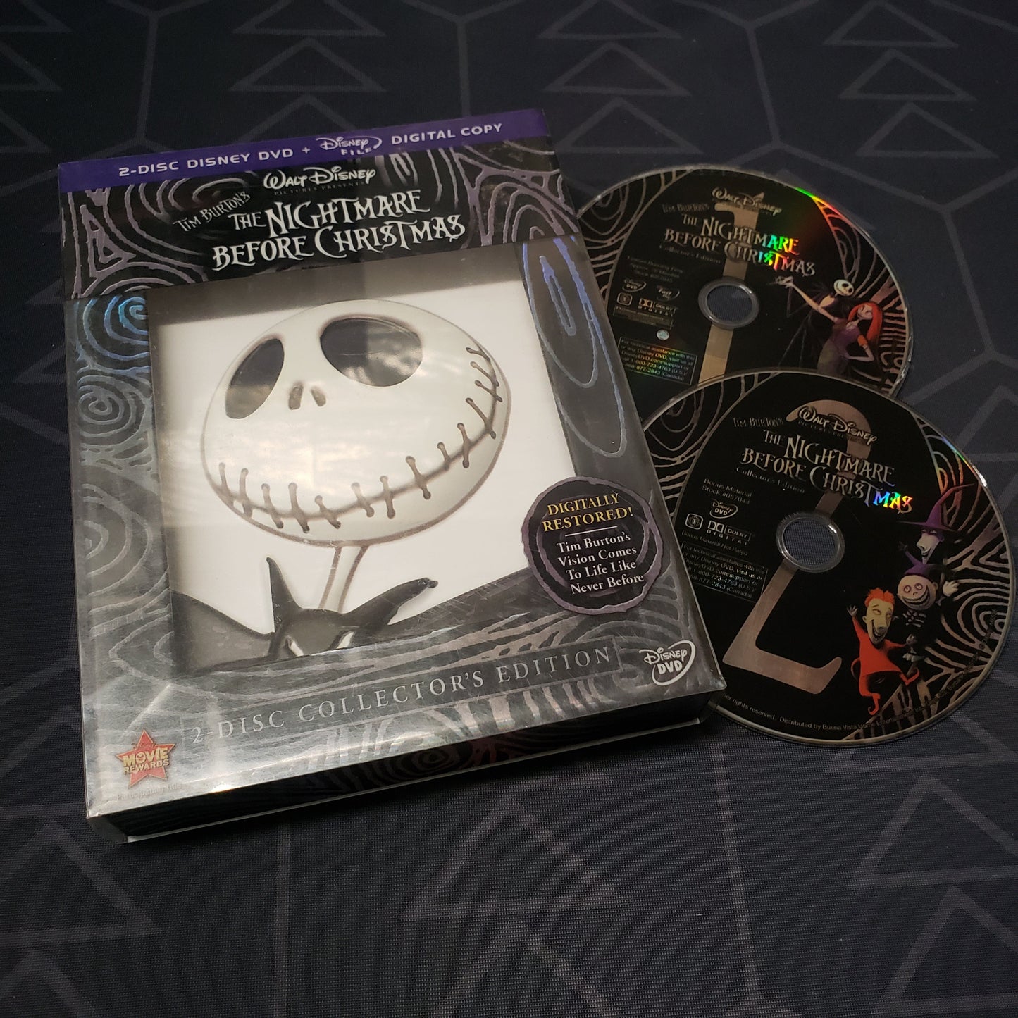 Image shows the case & two discs for the 2-Disc Collector's Edition of the movie The Nightmare Before Christmas on DVD