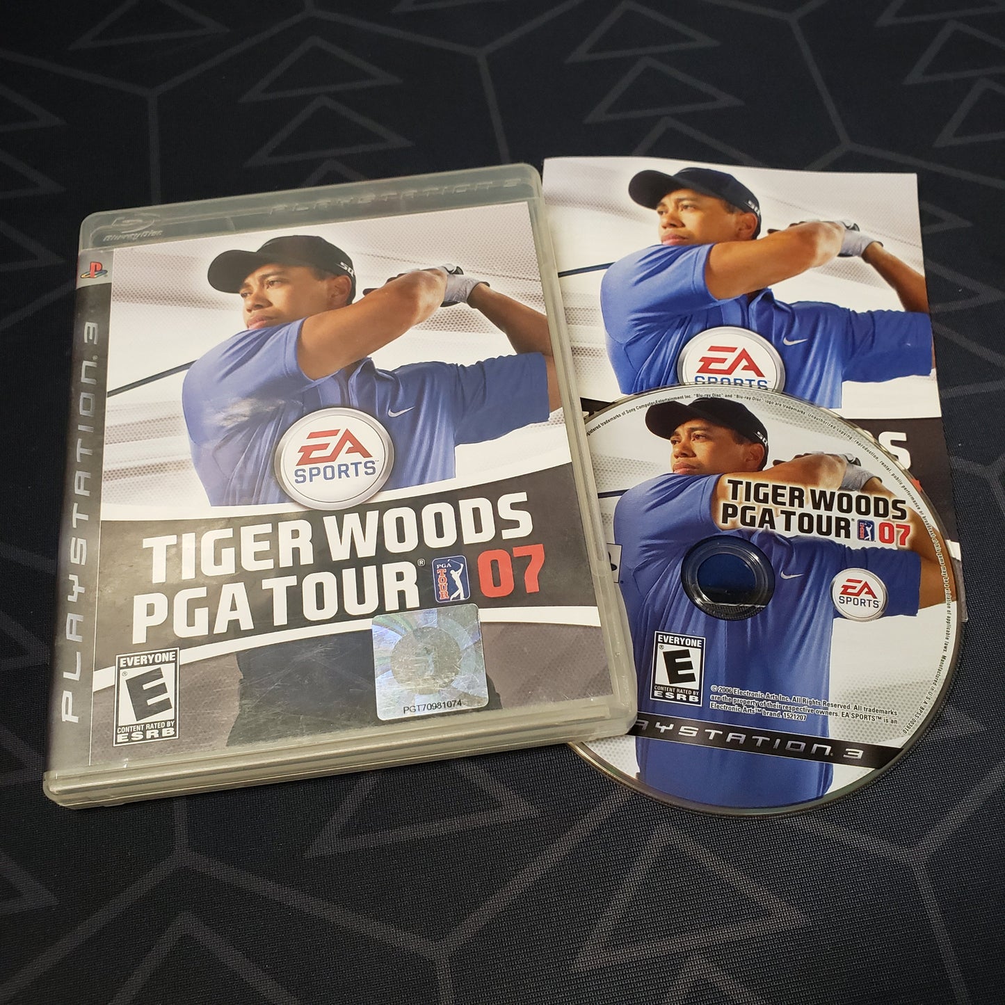 Image shows the case, manual and disc for the video game Tiger Woods PGA Tour 07 for Playstation 3