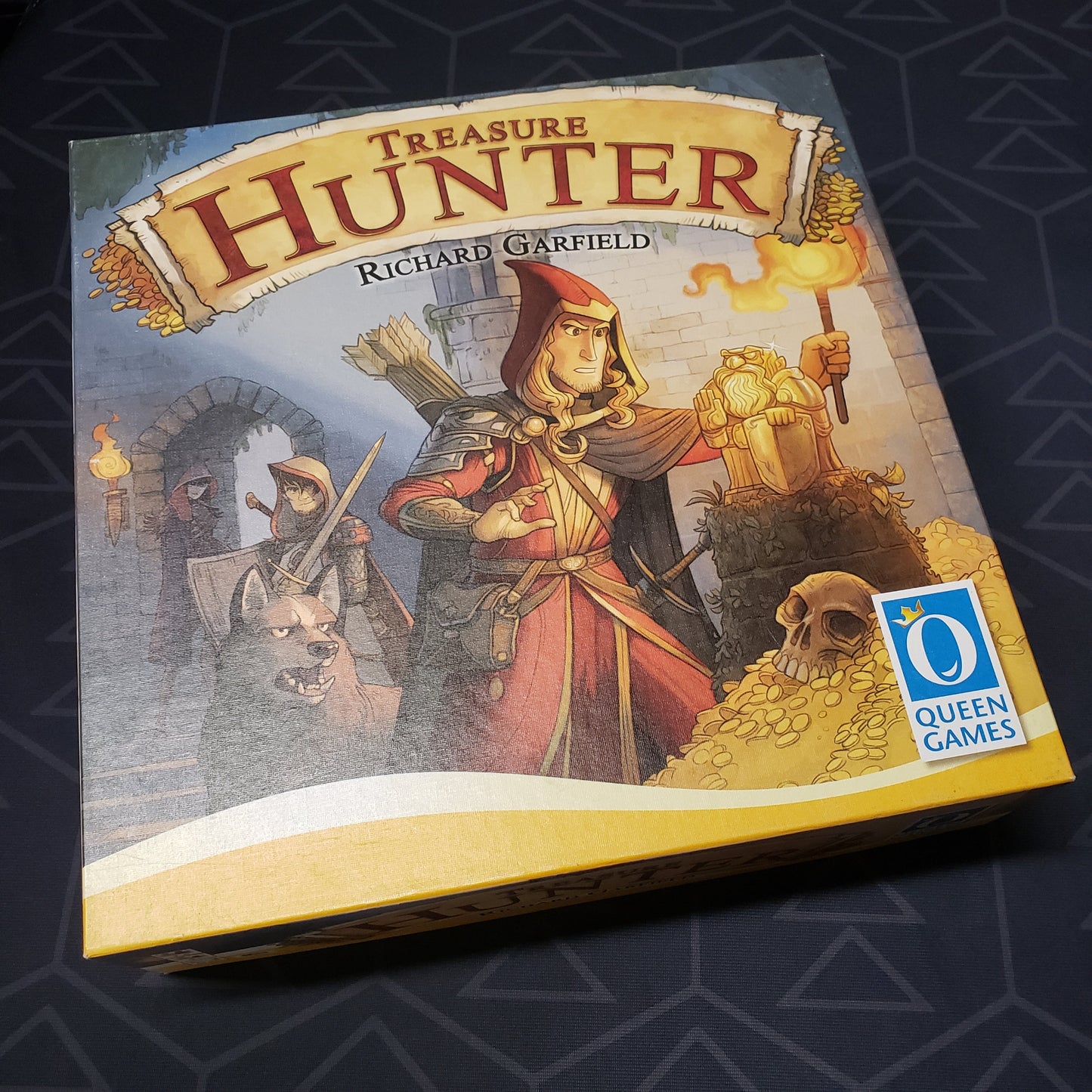 Image shows the front cover of the box of the Treasure Hunter board game