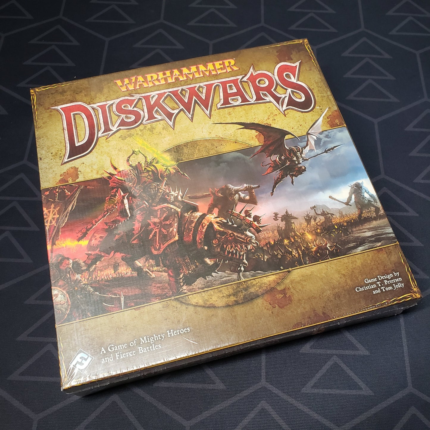 Image shows the front cover of the box of the Warhammer Diskwars board game