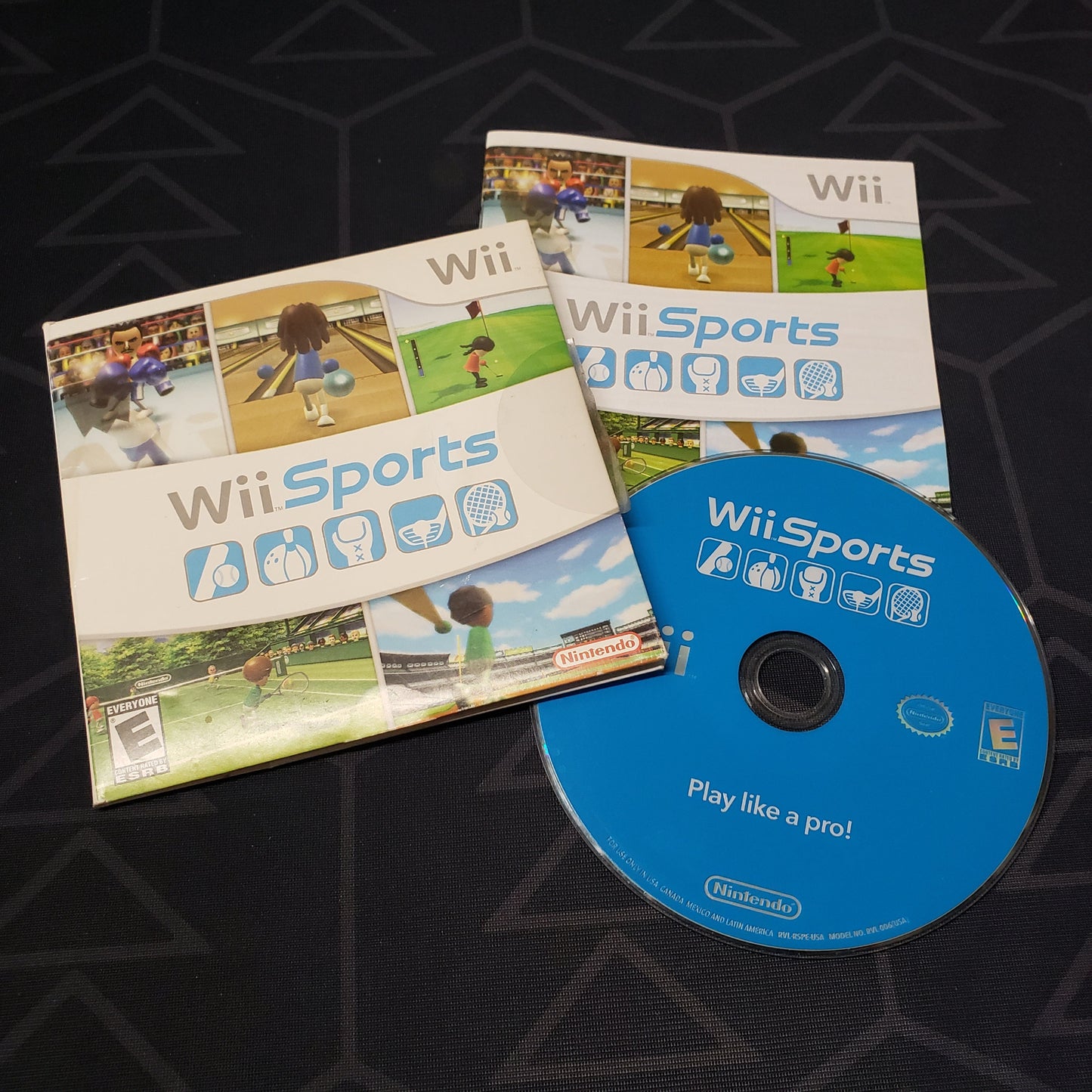 Image shows the case, manual and game disc for the video game Wii Sports for Nintendo Wii