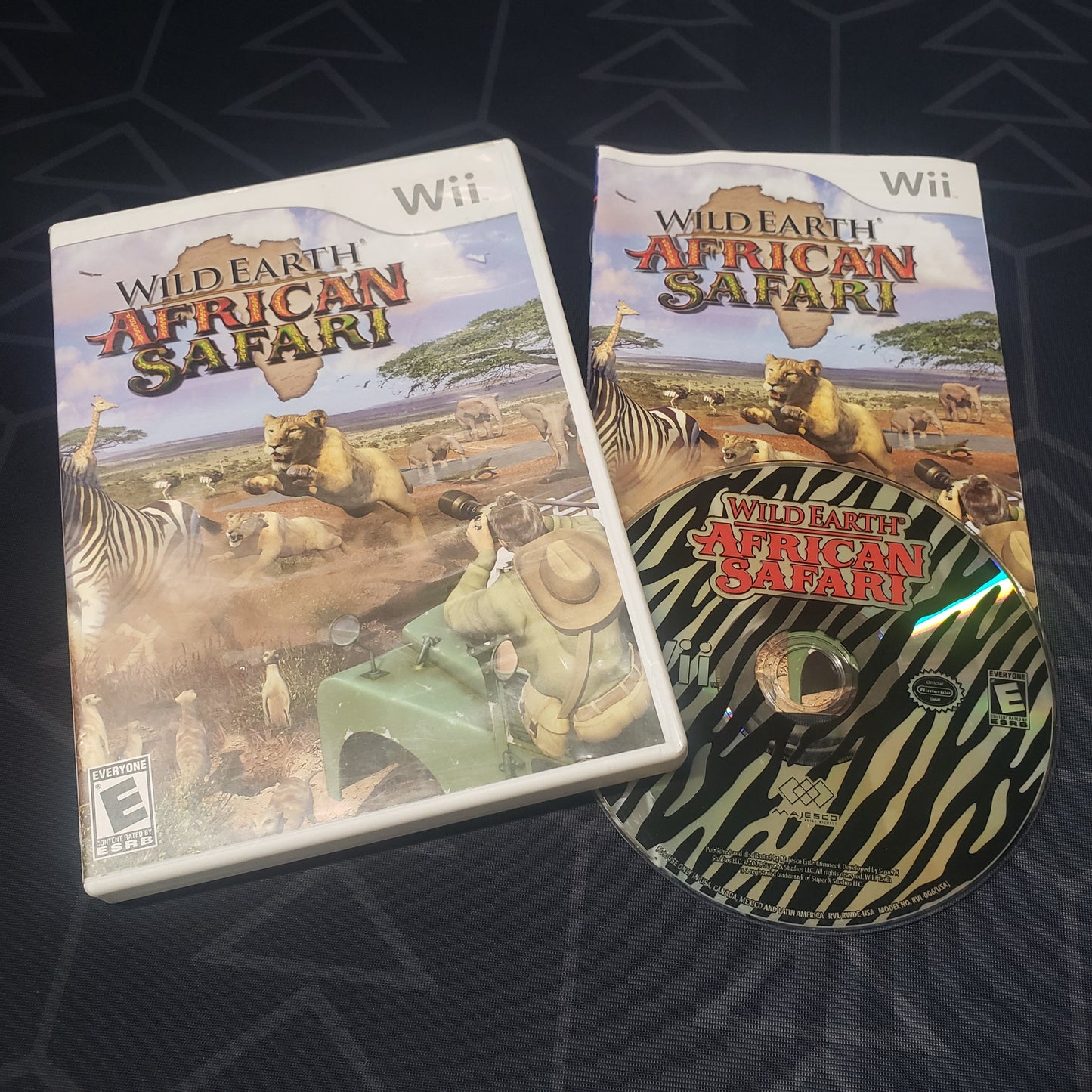 Image shows the case, manual & disc for the video game Wild Earth: African Safari for Nintendo Wii