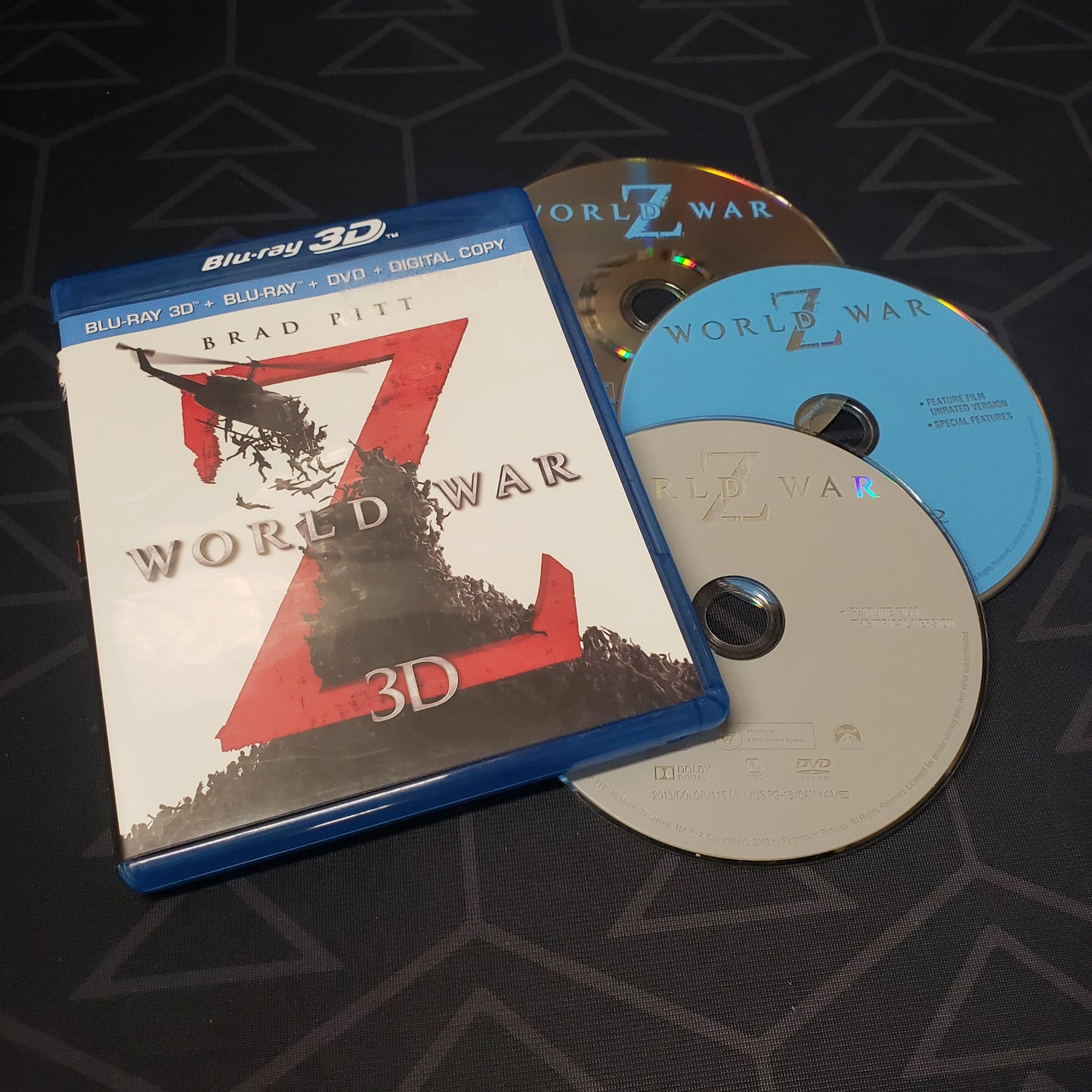Image shows the case & three discs for the movie set of World War Z 3D on Blu-Ray & DVD