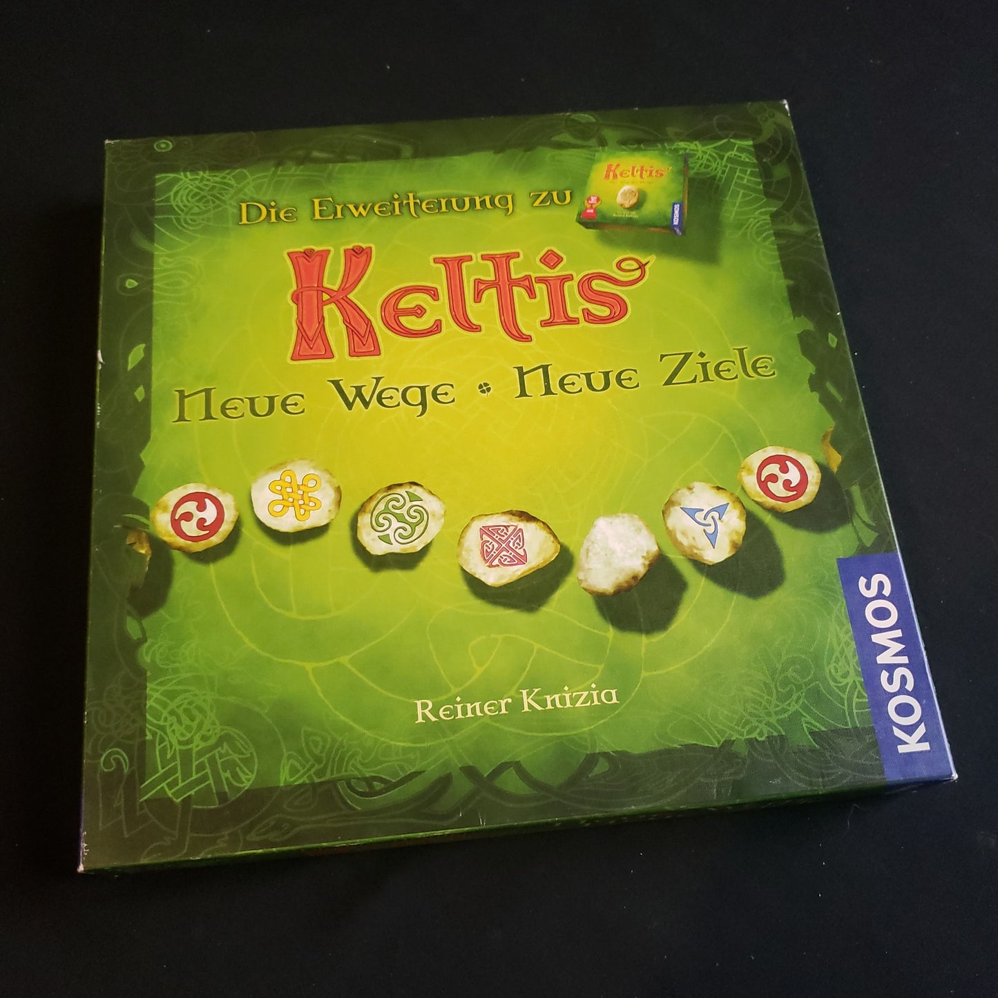 Image shows the front cover of the box of the Neue Wege, Neue Ziele expansion for the Keltis board game