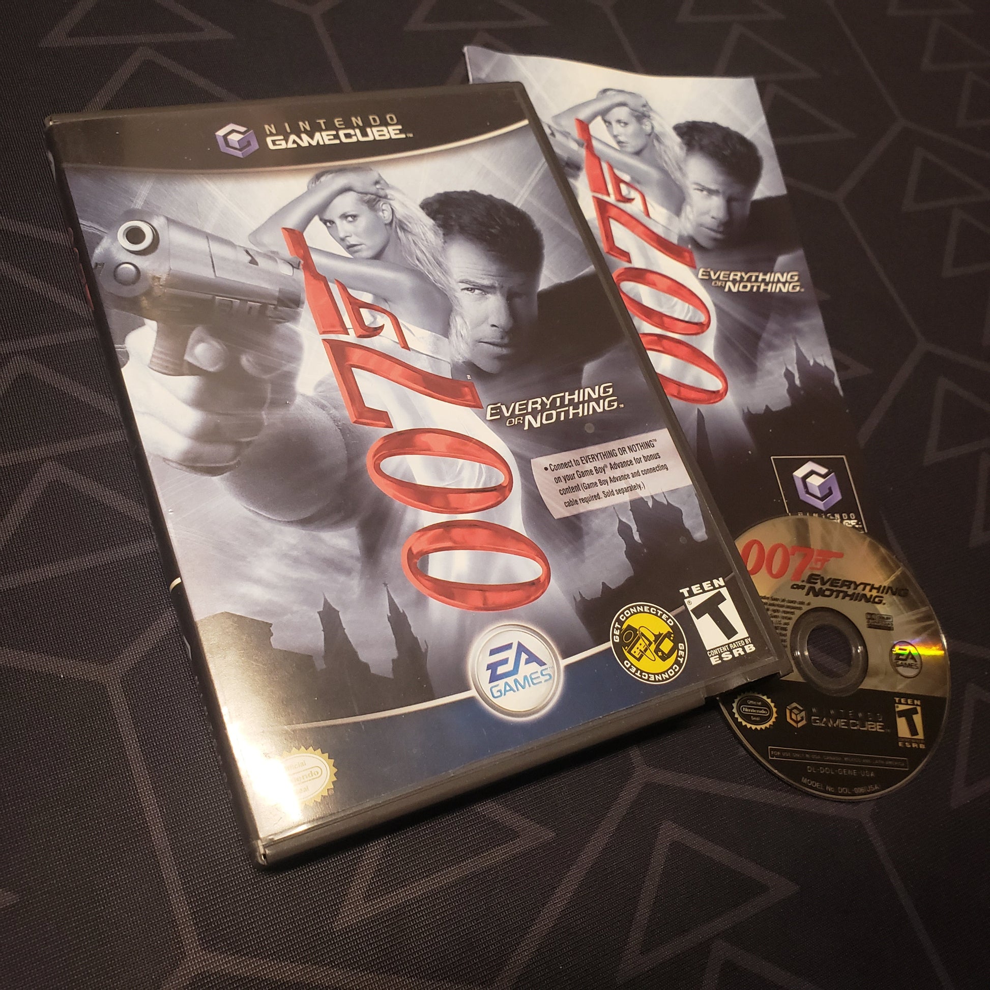 Image shows the case, manual and disc for the video game 007: Everything or Nothing for Nintendo GameCube
