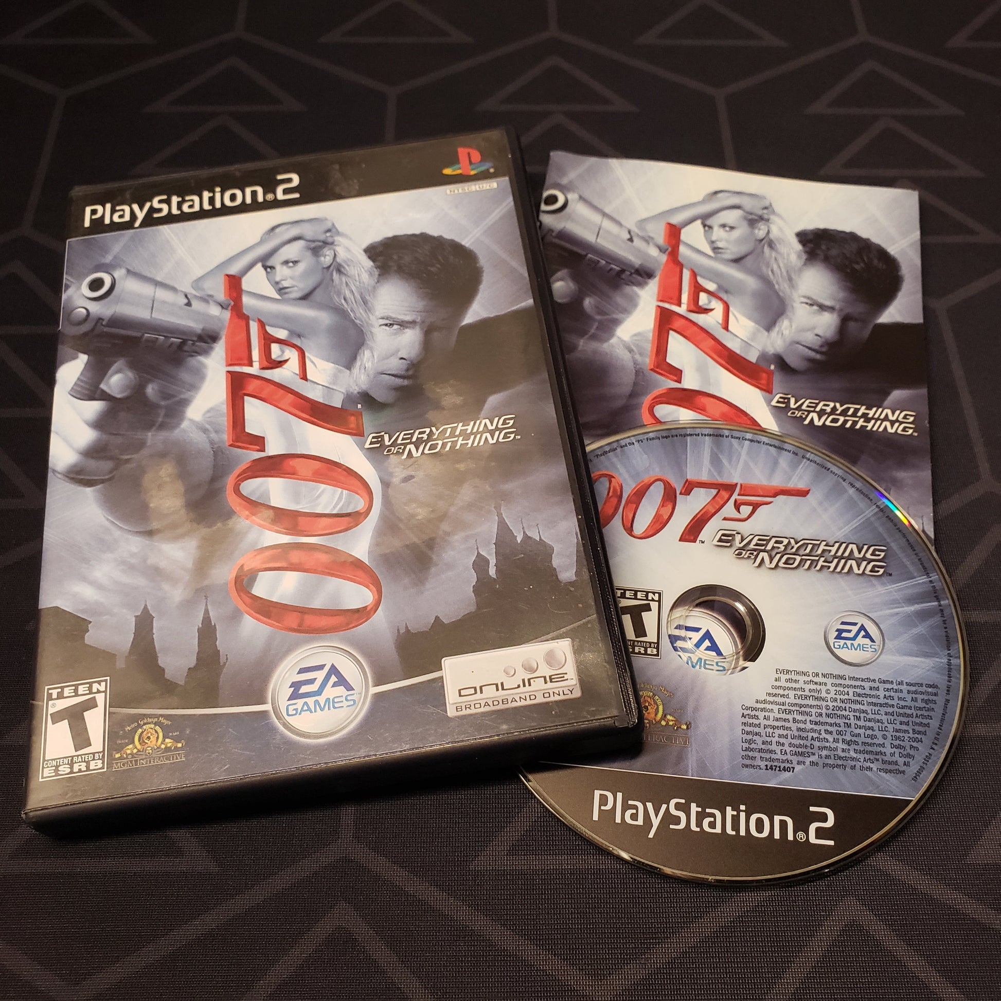 Image shows the case, manual & disc for the video game 007: Everything or Nothing for Playstation 2