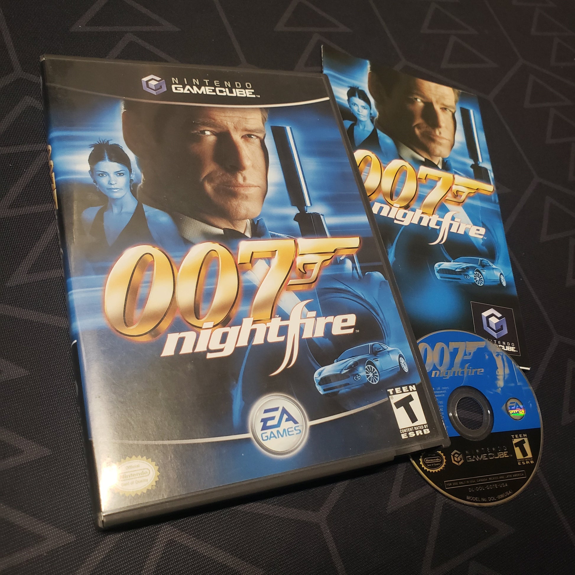 Image shows the case, manual and disc for the video game 007: Nightfire for Nintendo GameCube
