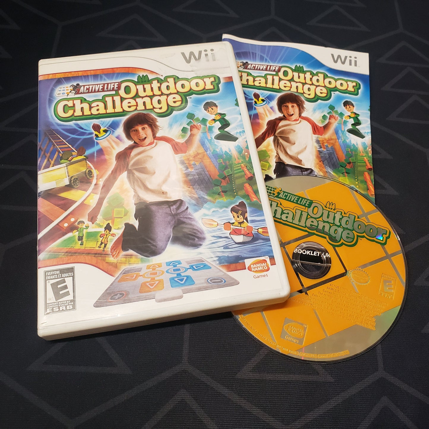 Image shows the case, manual and disc for the video game Active Life: Outdoor Challenge for Nintendo Wii