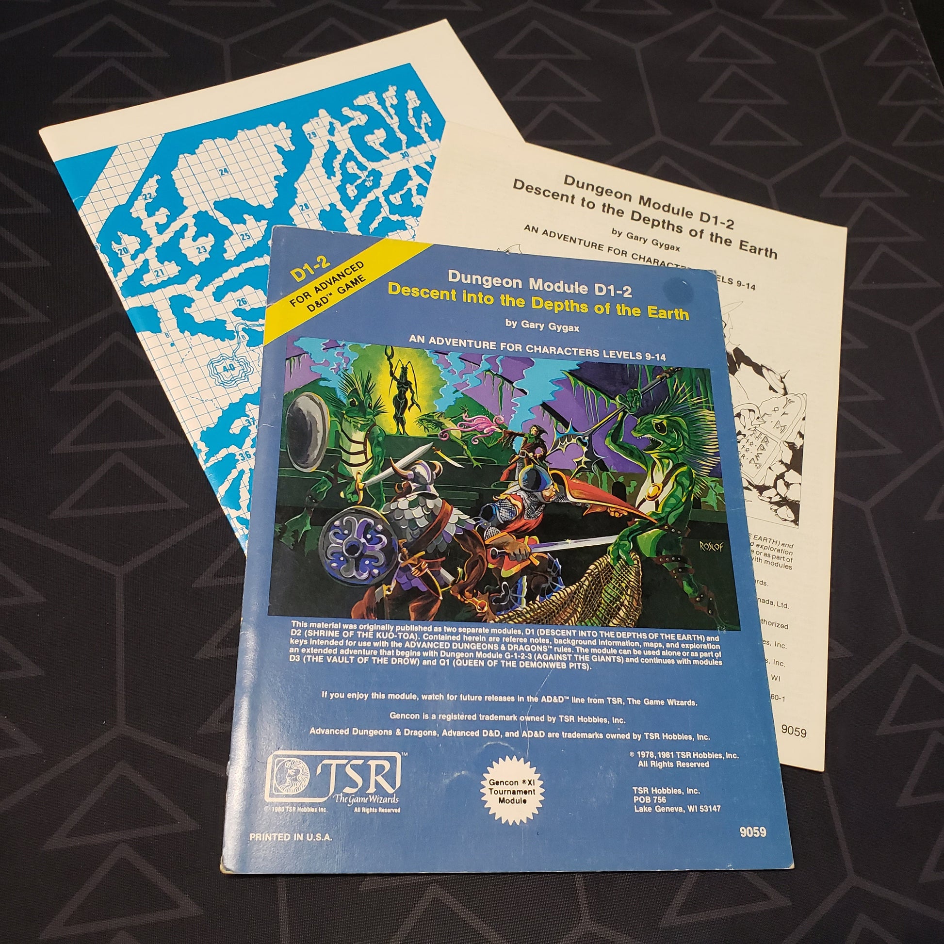 Image shows the front cover of the folio for the Descent into the Depths of the Earth adventure module for the roleplaying game Advanced Dungeons & Dragons 1E with the booklet fanned out