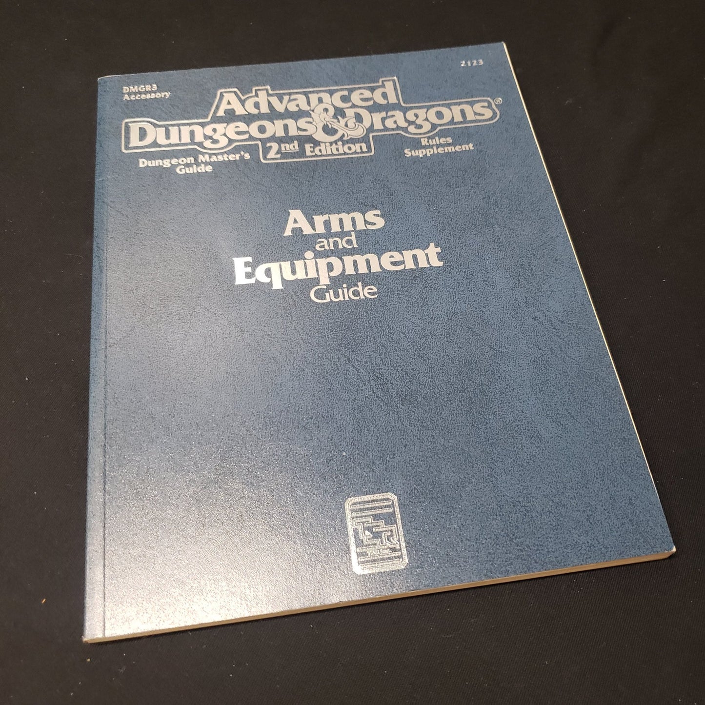 Image shows the front cover of the Arms & Equipment Guide book for the roleplaying game Advanced Dungeons & Dragons: Second Edition