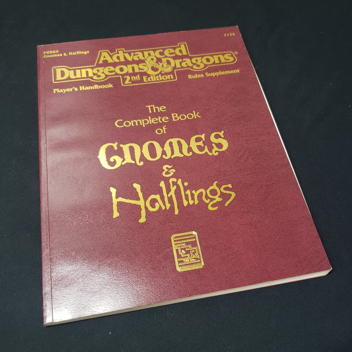 Image shows the front cover of the Complete Book of Gnomes & Halflings for the roleplaying game Advanced Dungeons & Dragons: Second Edition