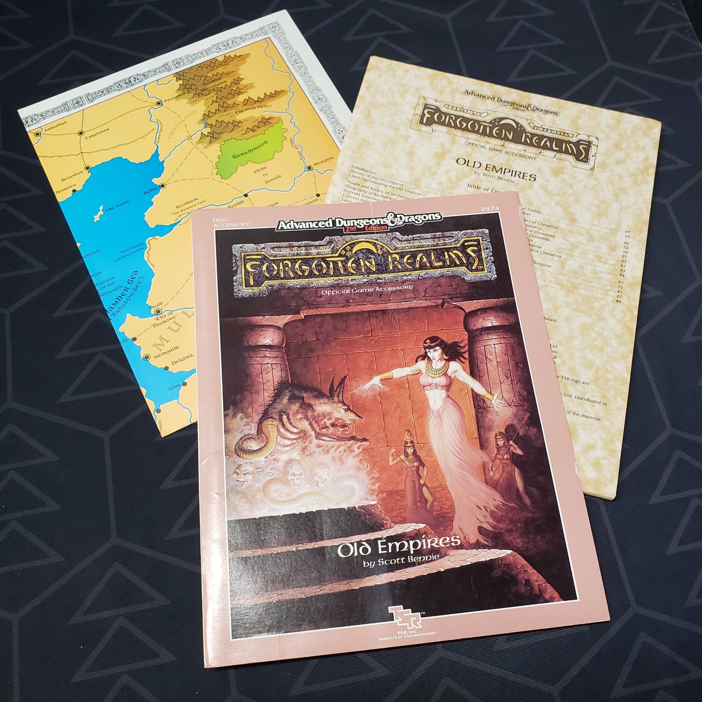 Image shows the front cover of the folio for the Forgotten Realms: Old Empires adventure module for the roleplaying game Advanced Dungeons & Dragons 2E with the booklet fanned out