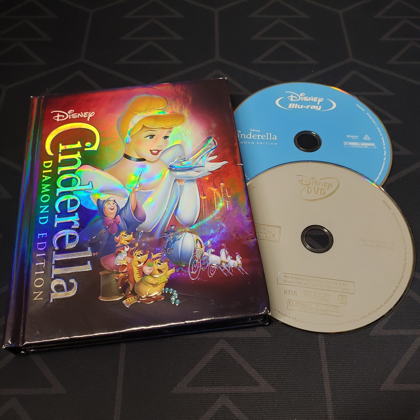 Image shows the case & two discs for the Diamond edition of Cinderella on Blur-Ray & DVD