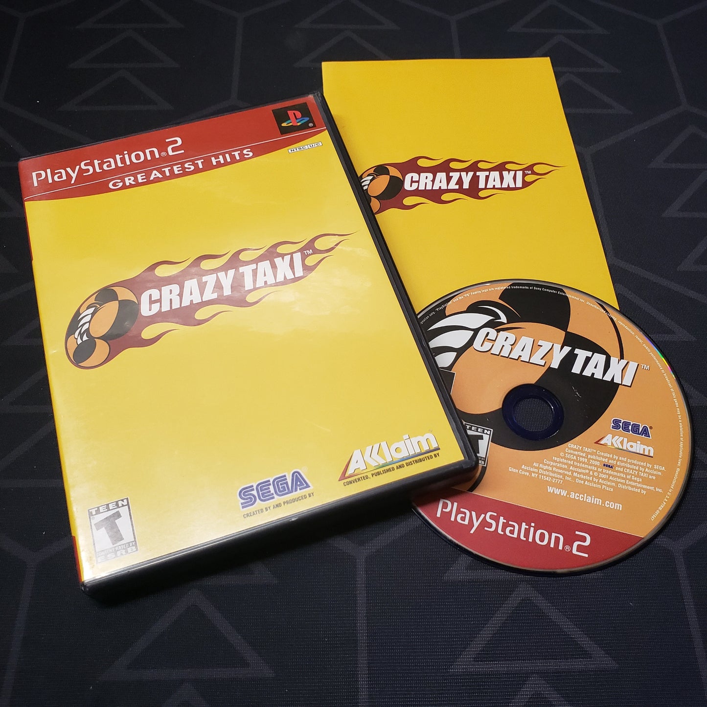 Image shows the case, manual and disc for the video game Crazy Taxi for Playstation 2