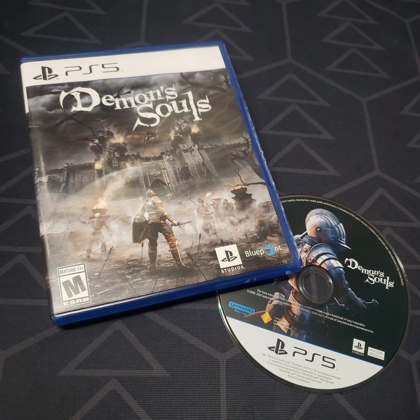 Image shows the case and disc for the video game Demon's Souls for Playstation 5