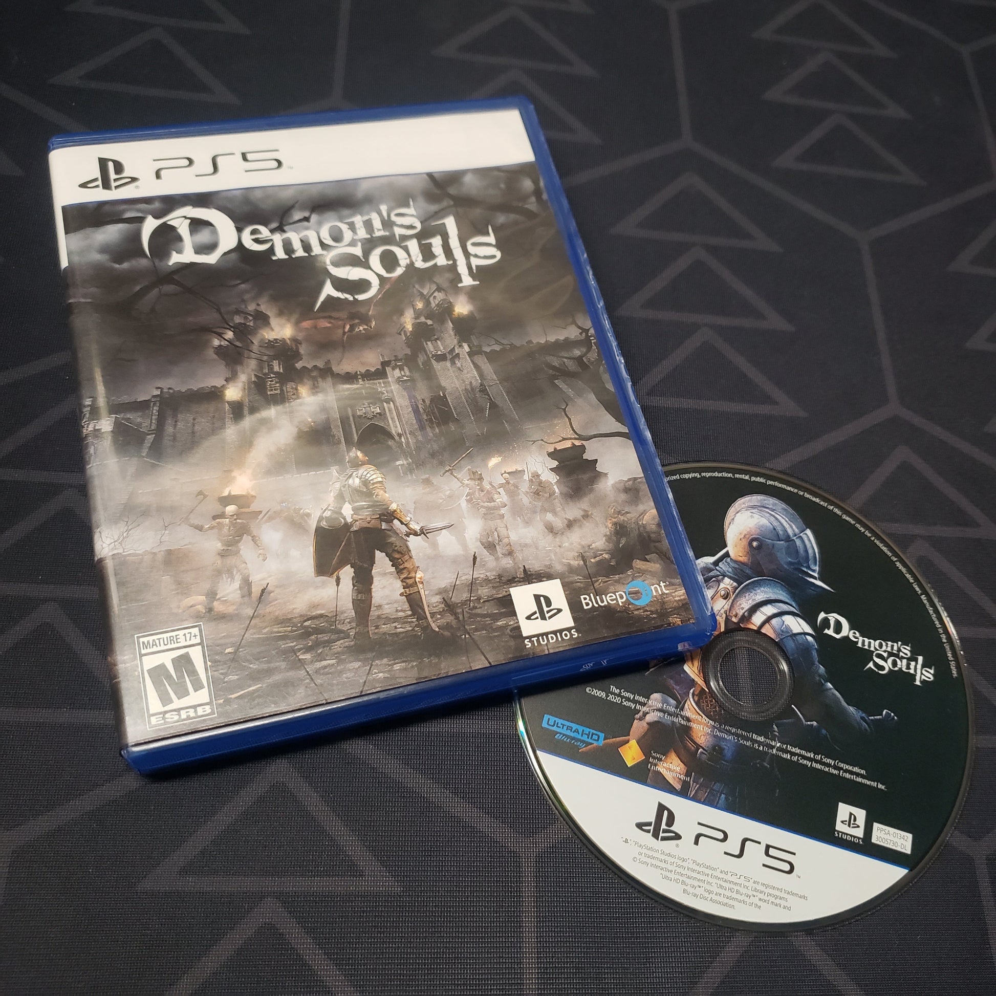 Image shows the case and disc for the video game Demon's Souls for Playstation 5