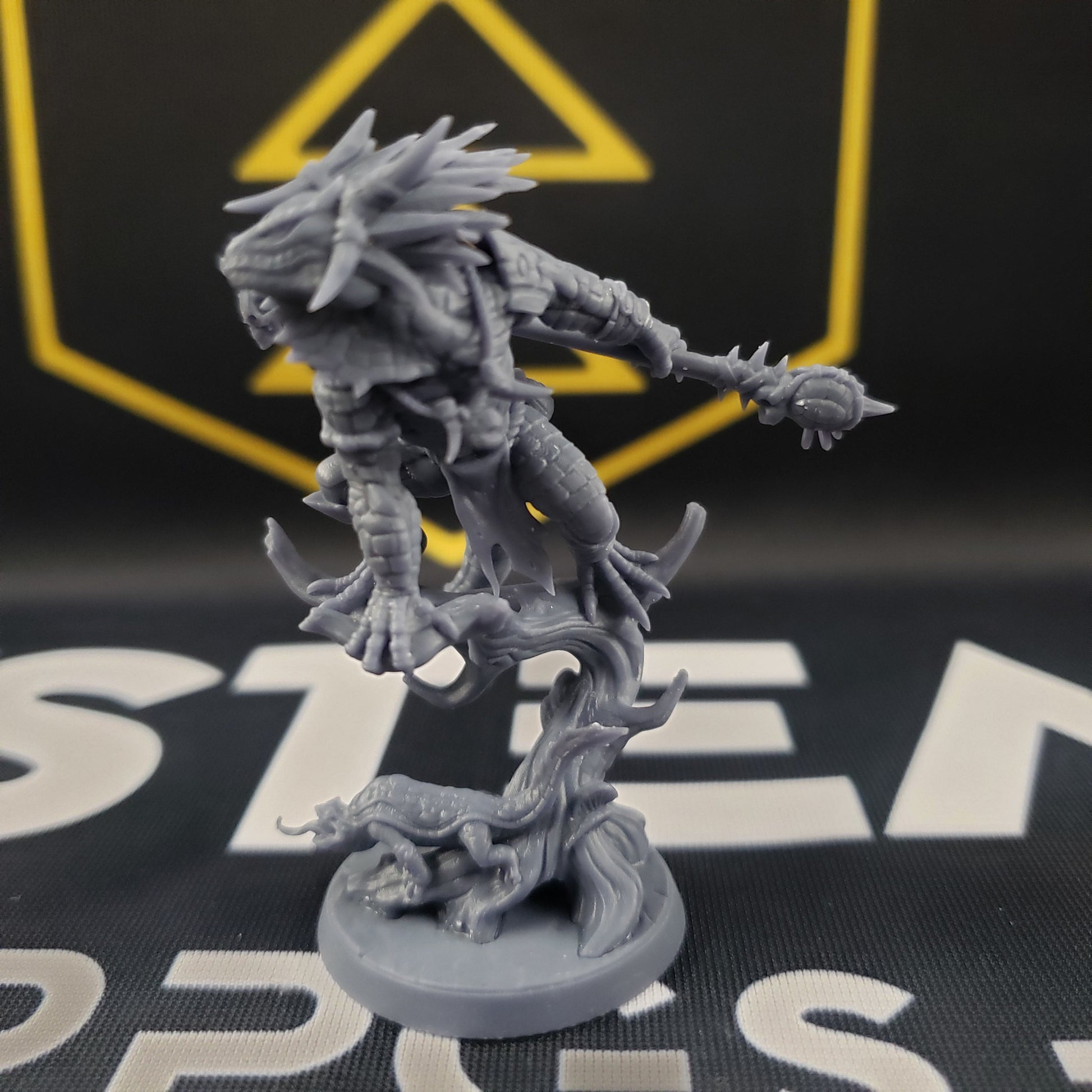 Image shows a lizardfolk druid gaming miniature.