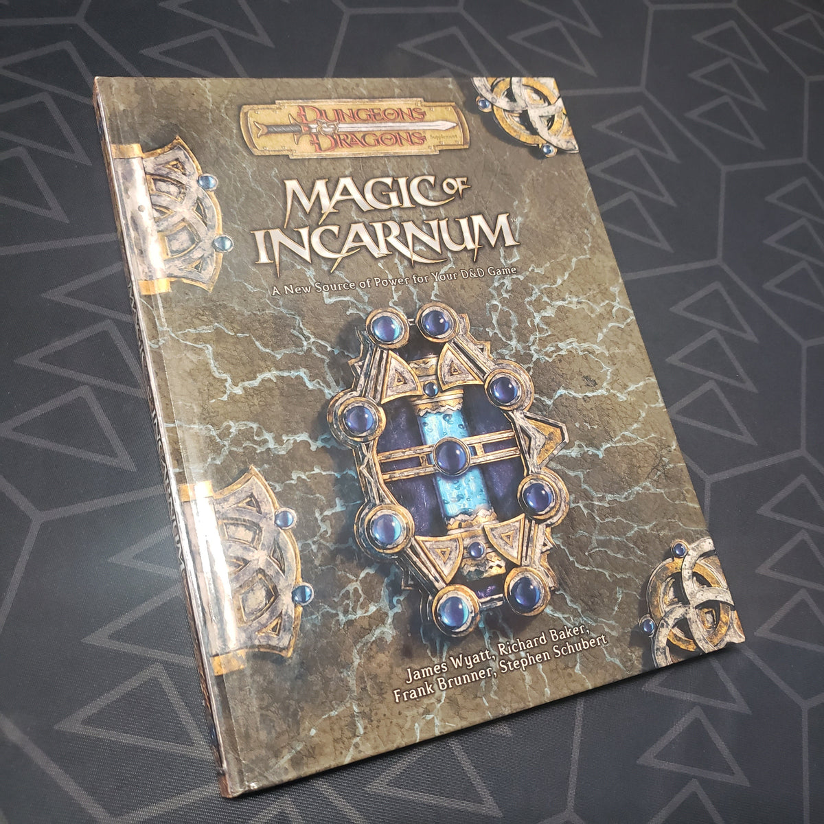 Image shows the front cover of the Magic of Incarnum book for the roleplaying game Dungeons & Dragons 3.5E