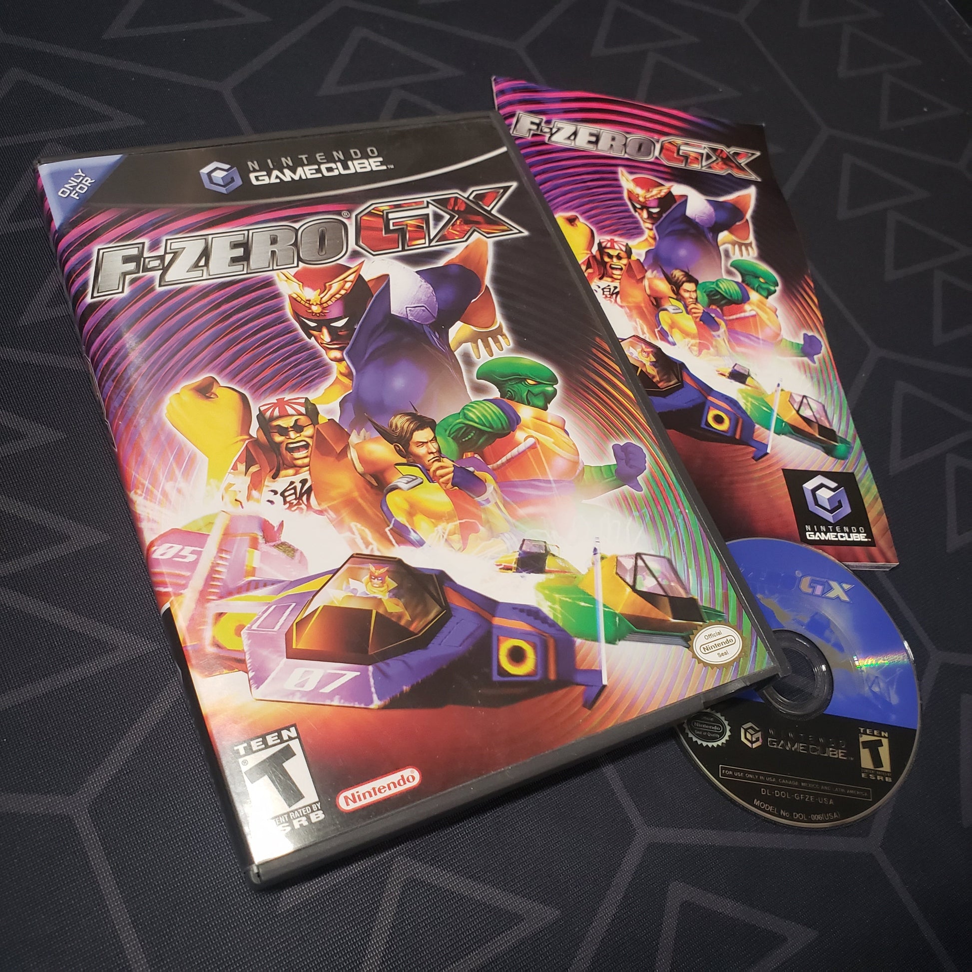 Image shows the case, manual and disc for the video game F-Zero GX for Nintendo GameCube