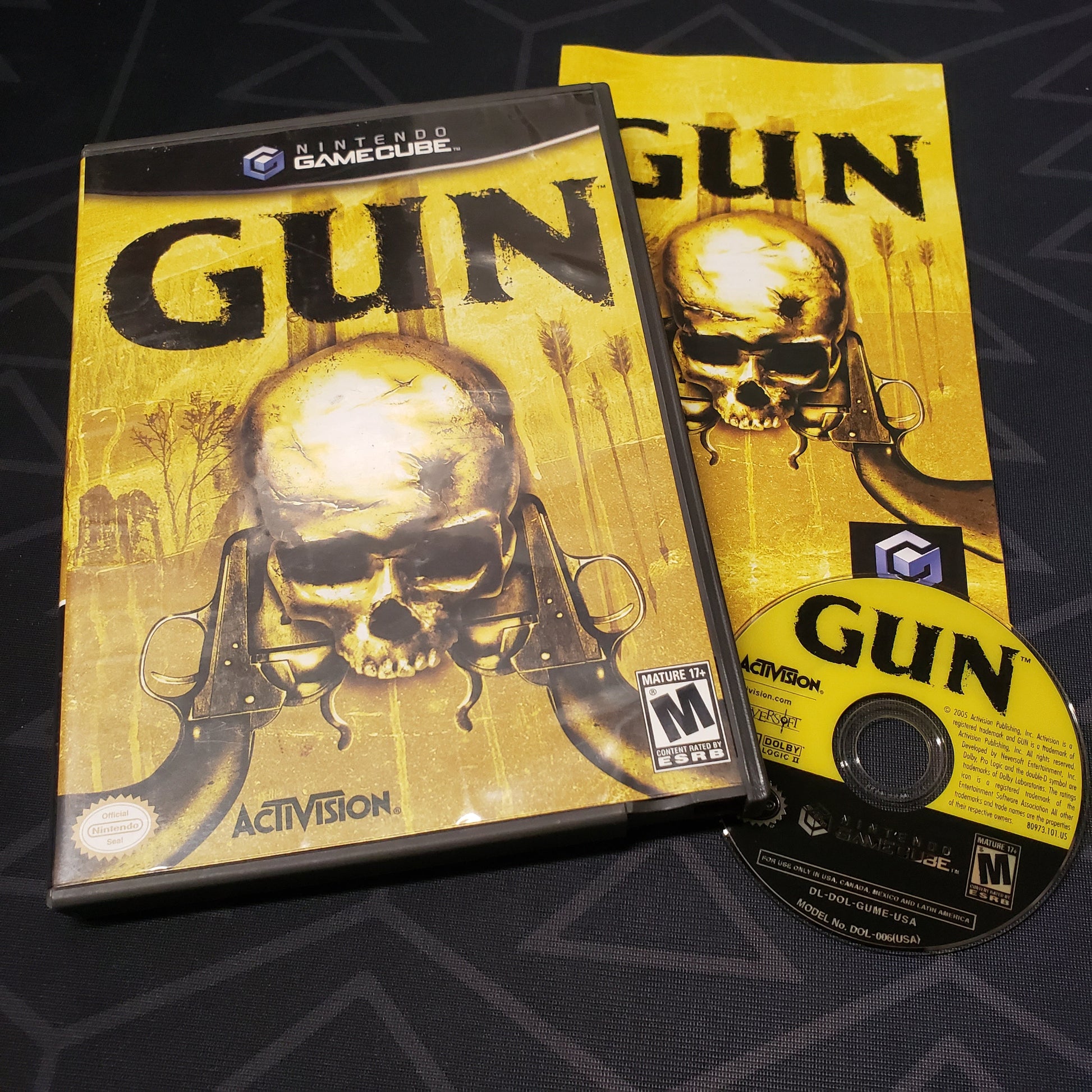 Image shows the case, manual and disc for the video game Gun for Nintendo GameCube
