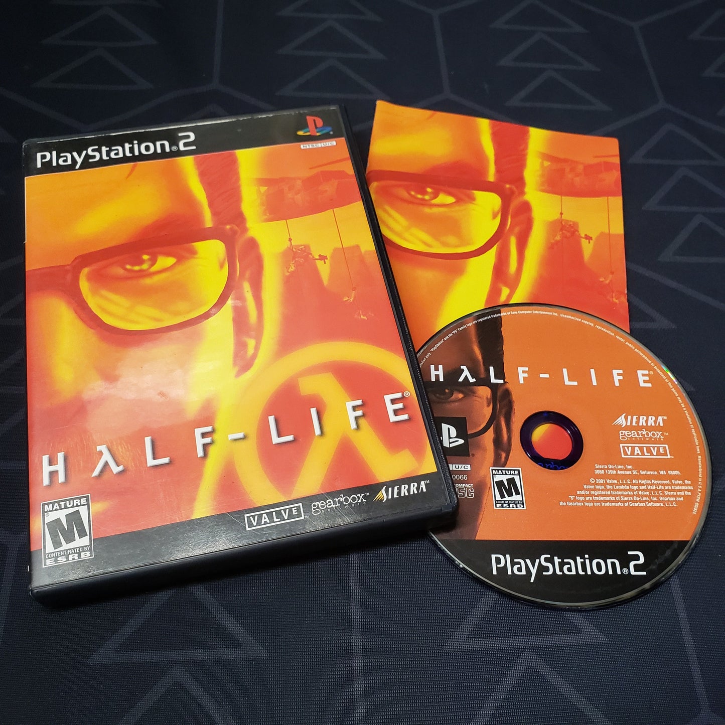 Image shows the case, manual and disc for the video game Half-Life for Playstation 2