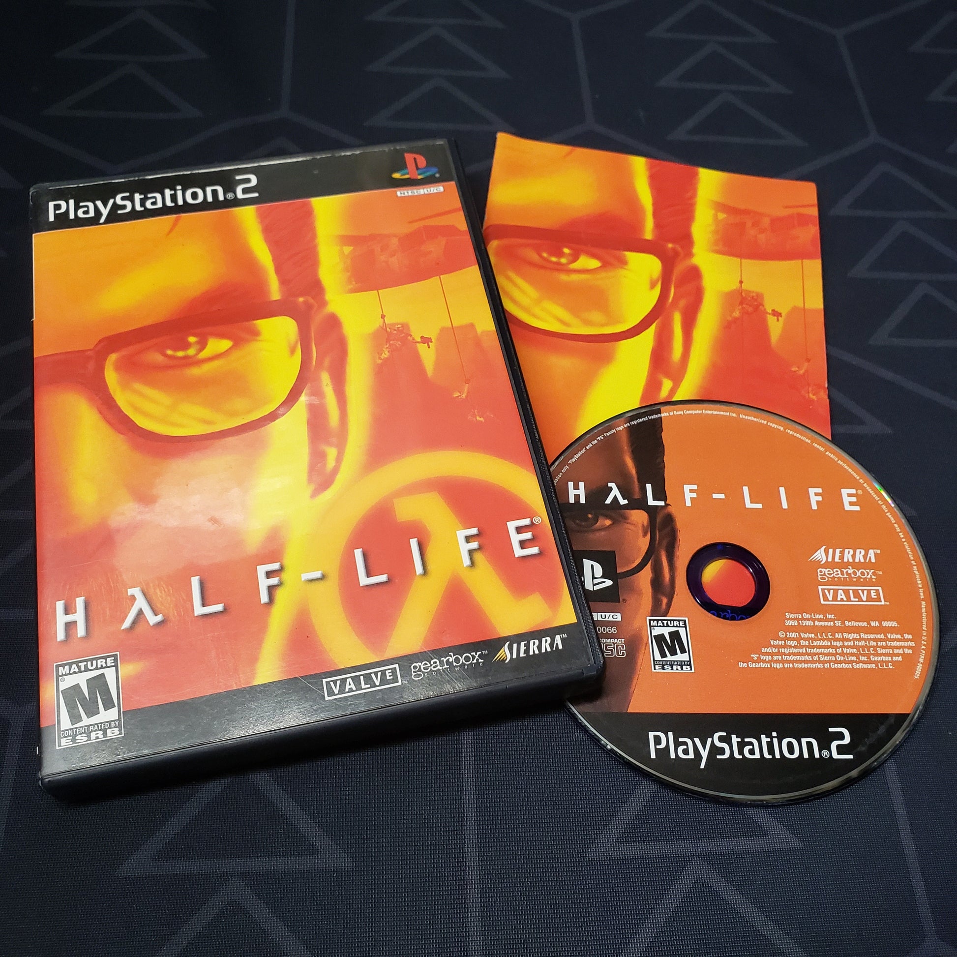 Image shows the case, manual and disc for the video game Half-Life for Playstation 2