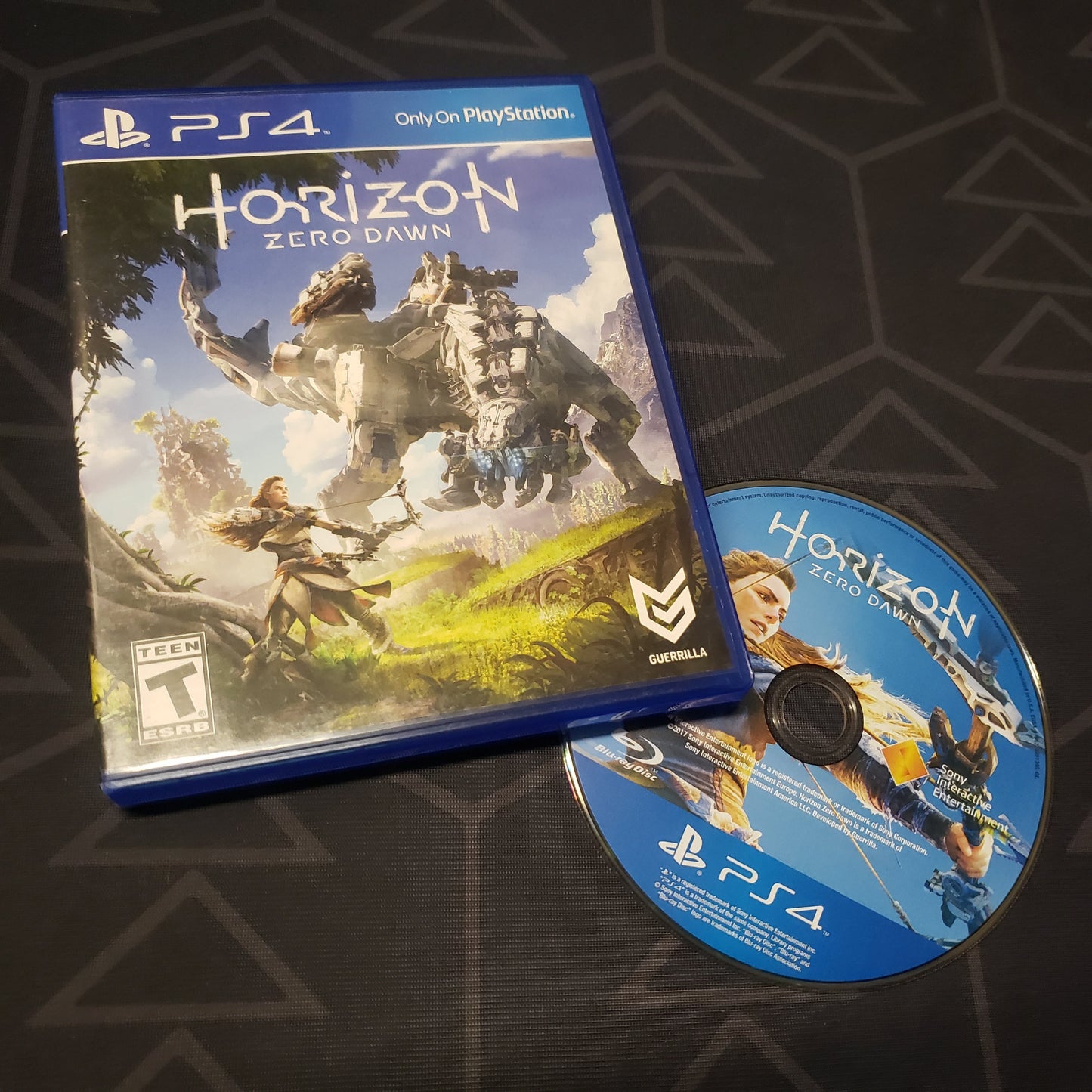 Image shows the case and disc for the video game Horizon: Zero Dawn for Playstation 4