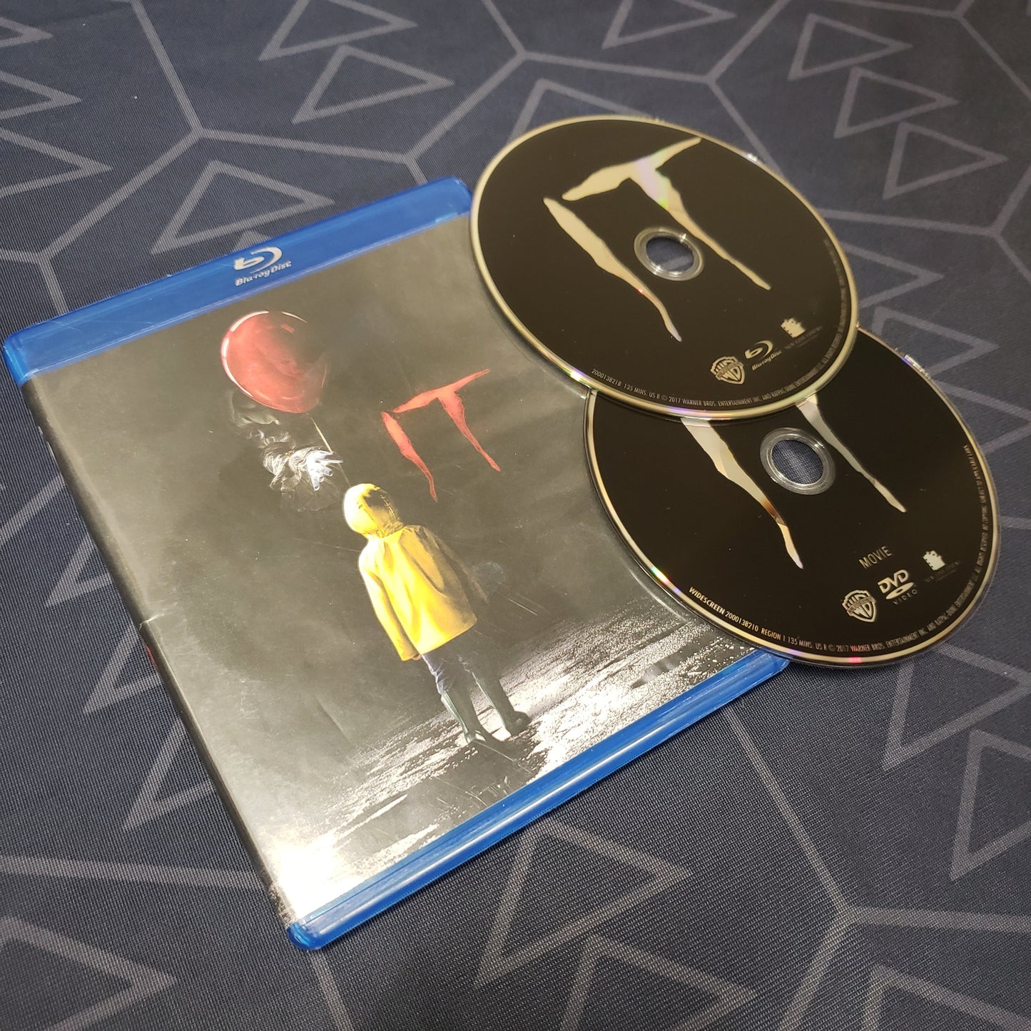 Image shows the case & discs for the movie It on Blu-Ray & DVD