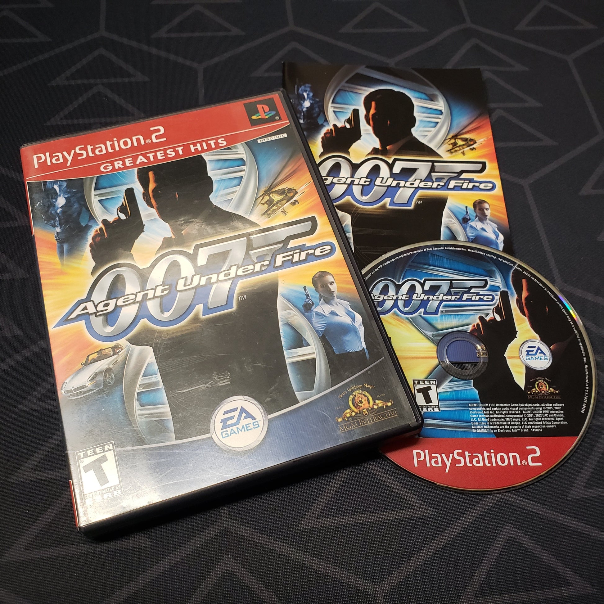 Image shows the case, manual and disc for the video game James Bond 007: Agent Under Fire for Playstation 2