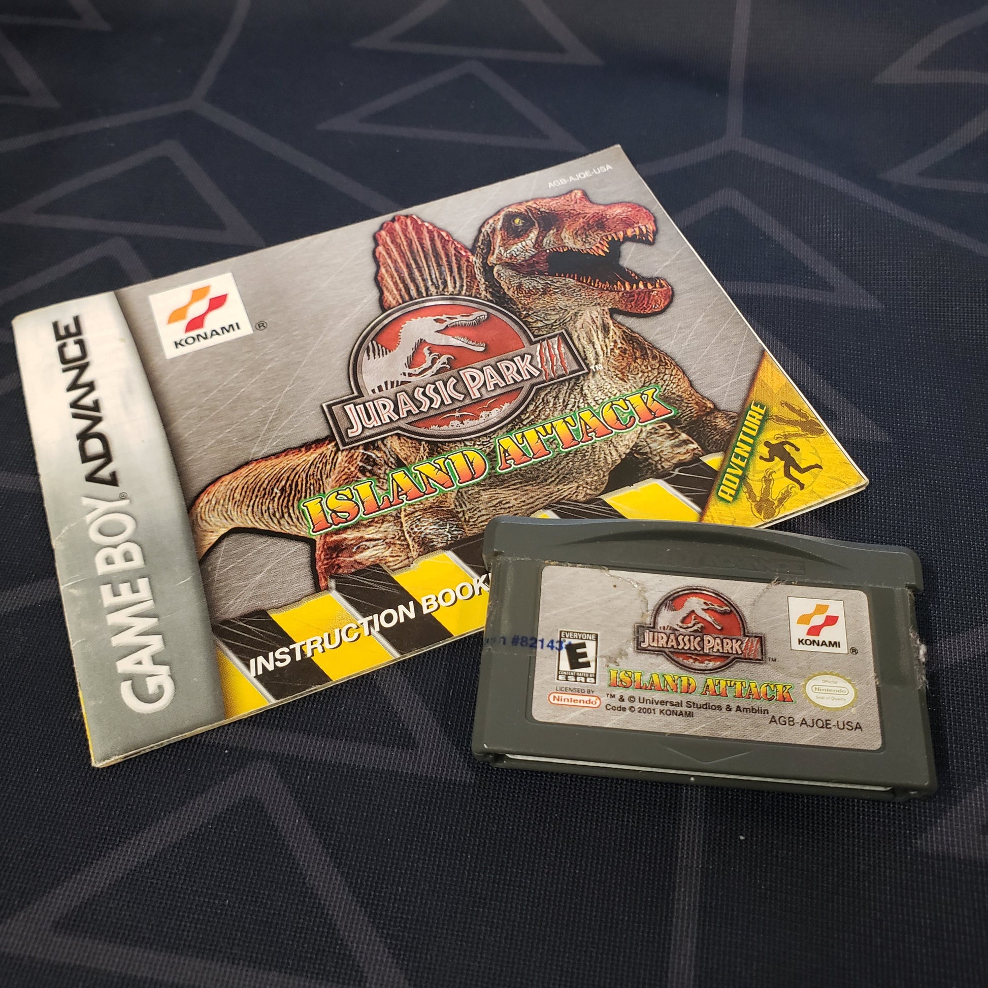 Image shows the manual & cartridge for the video game Jurassic Park III: Island Attack for Nintendo Game Boy Advance