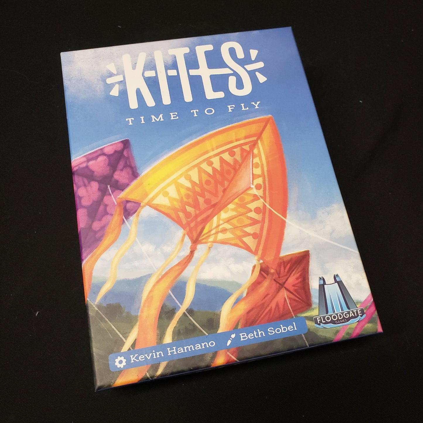 Image shows the front cover of the box of the Kites card game