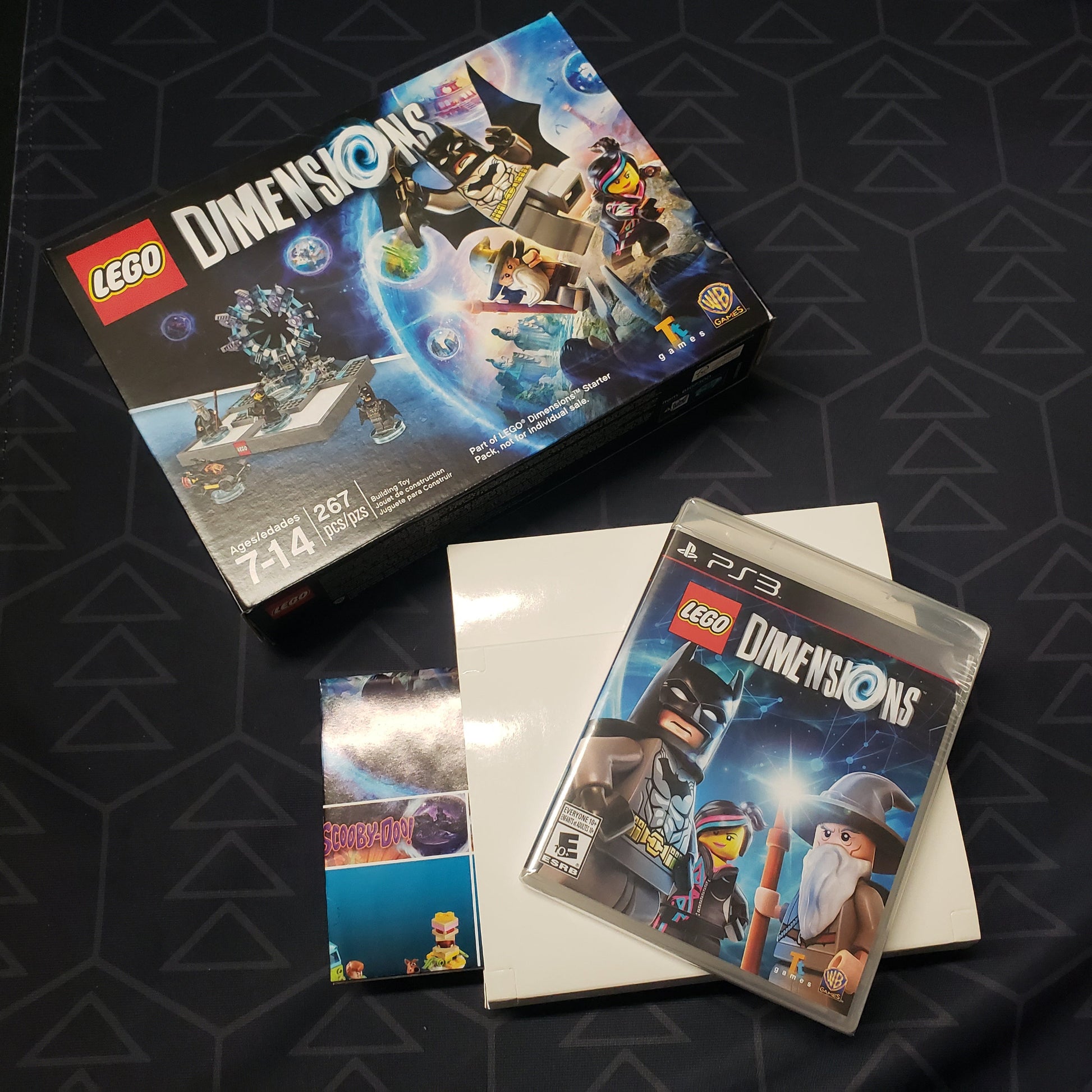 Image shows the contents of the Starter Pack box for the video game LEGO Dimensions for Playstation 3