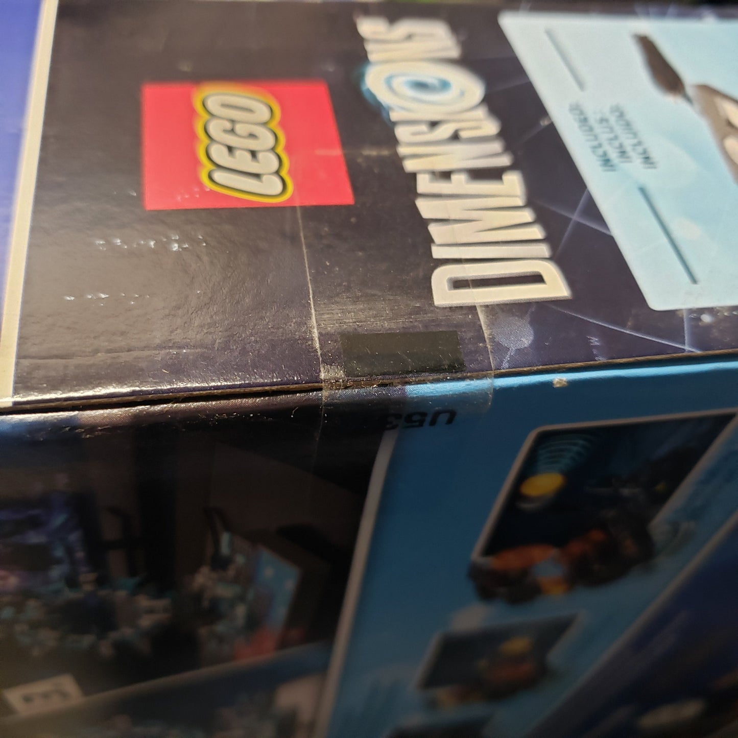 Image shows one of the seals the Starter Pack box for the video game LEGO Dimensions for Playstation 4