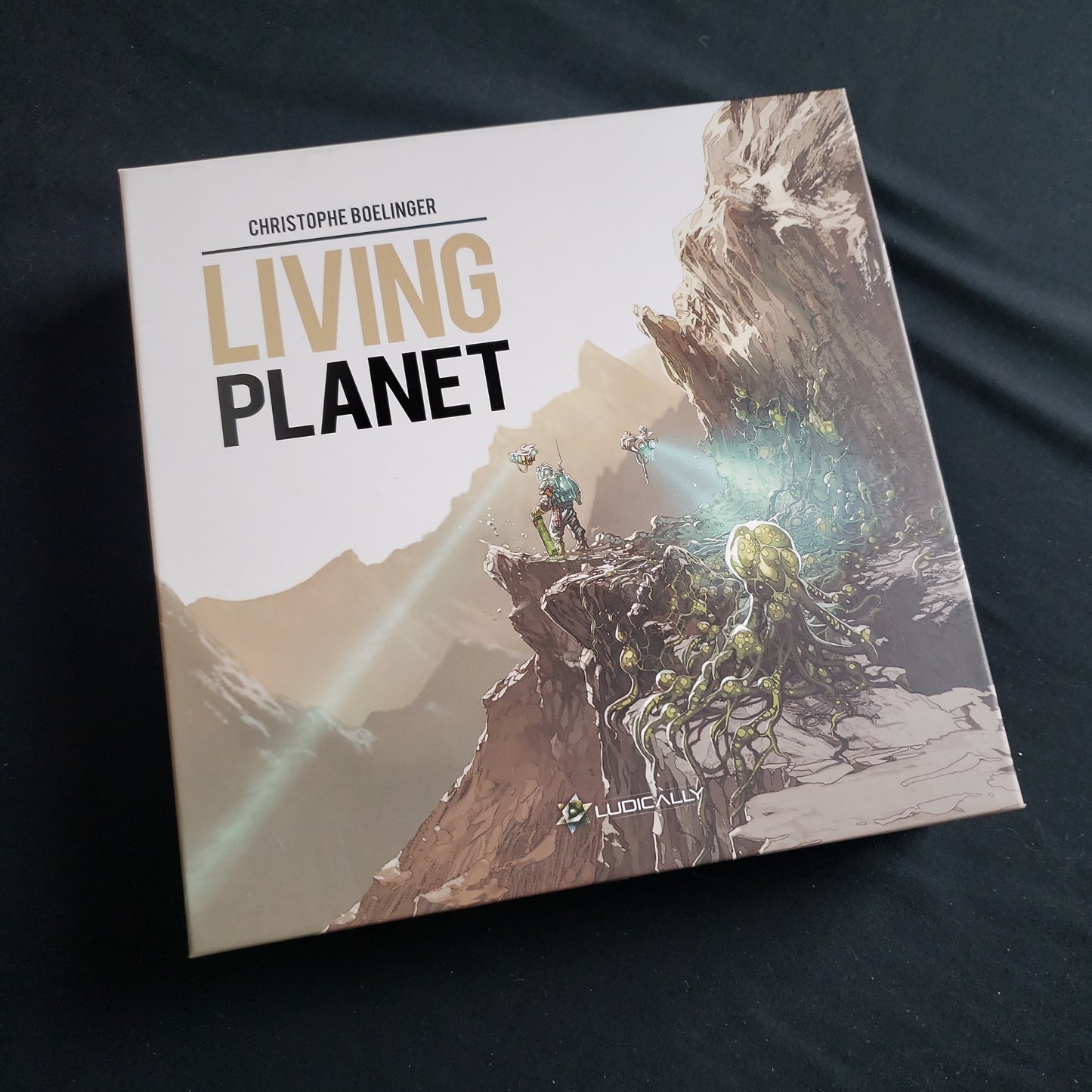 Image shows the front cover of the box of the Living Planet board game