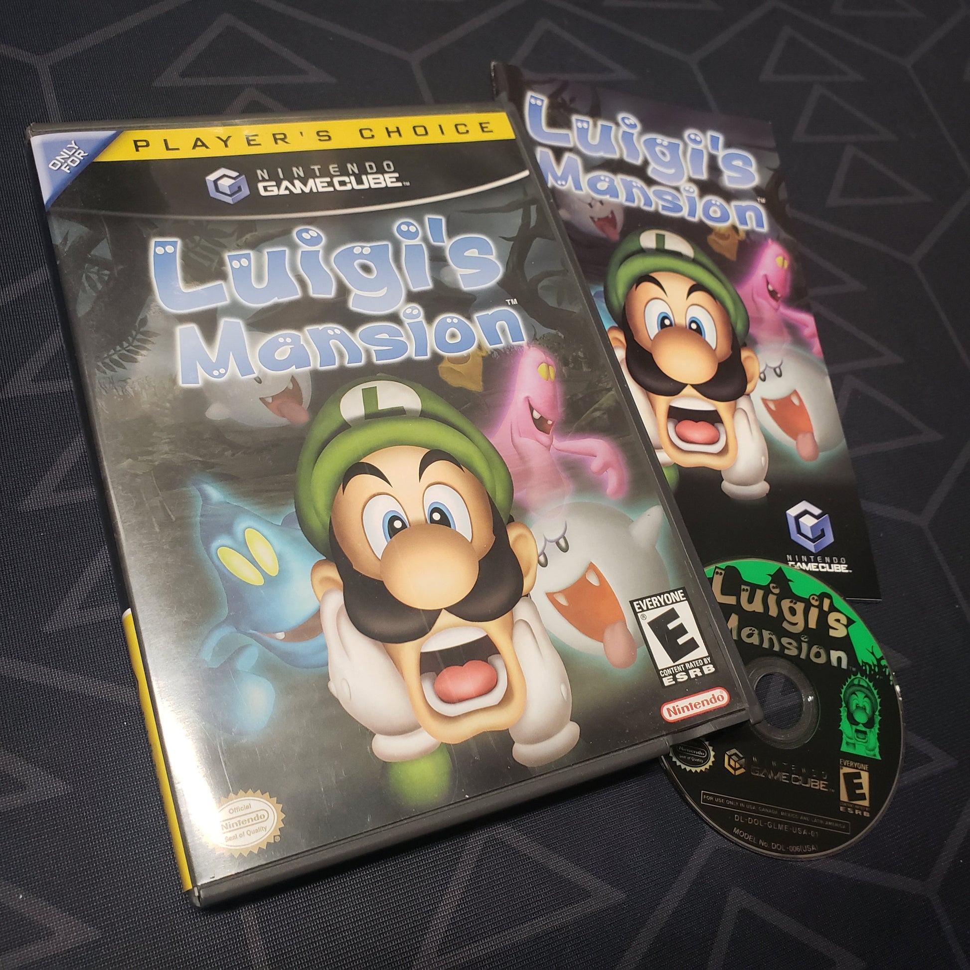 Image shows the case, manual and disc for the video game Luigi's Mansion for Nintendo GameCube