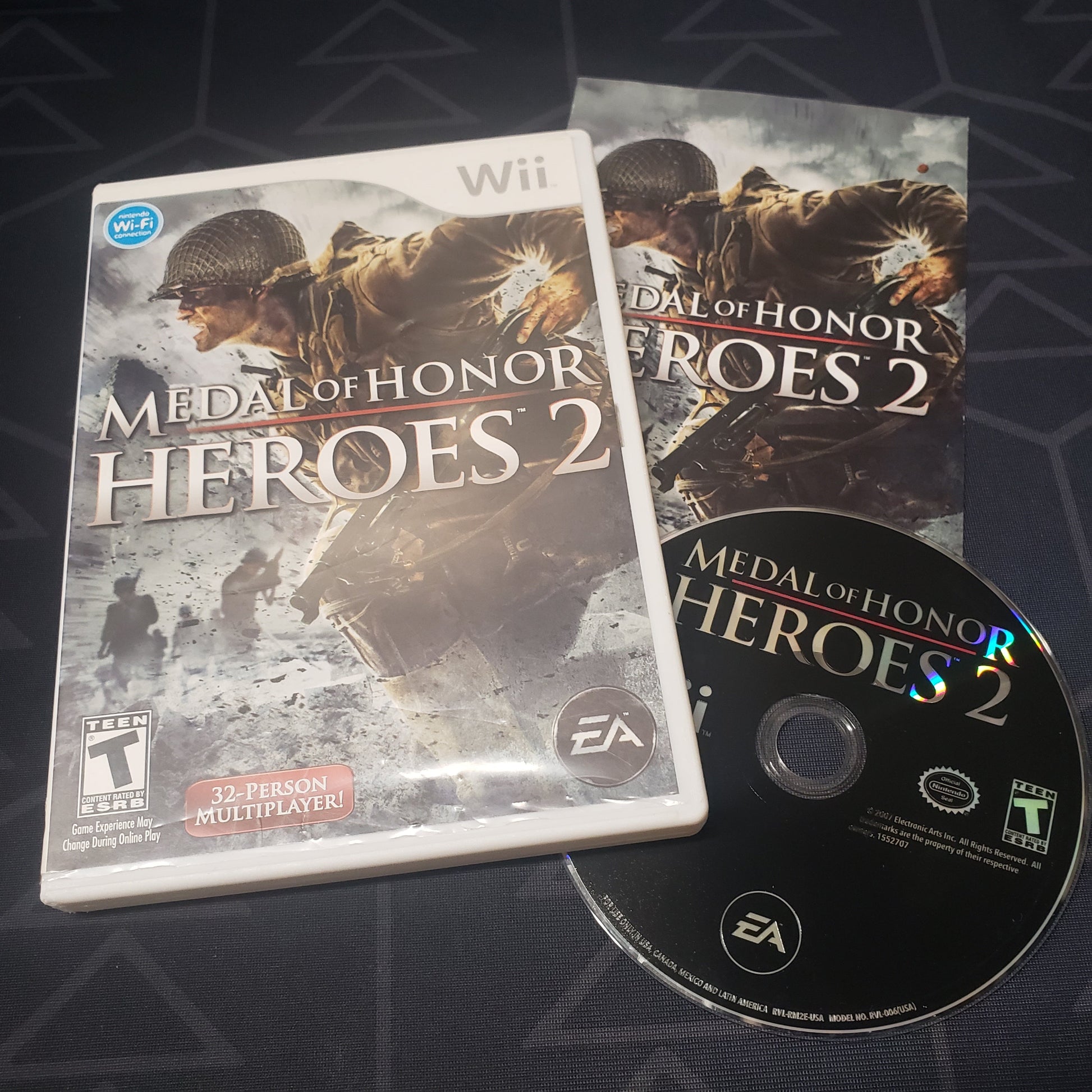 Image shows the case, manual and disc for the video game Medal of Honor: Heroes 2 for Nintendo Wii