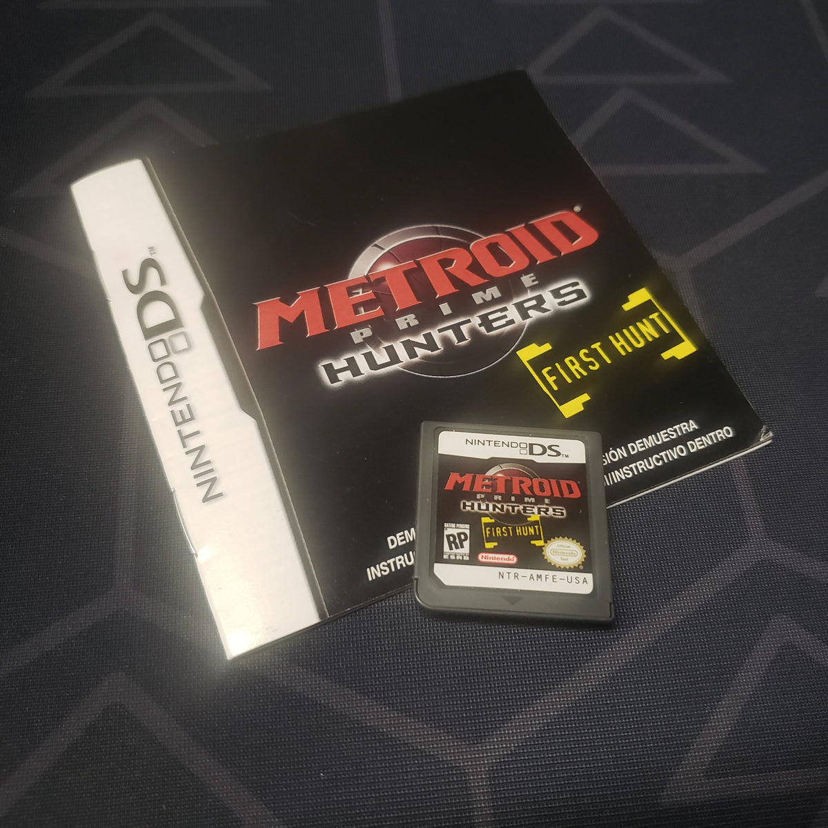Image shows the front of the cartridge & manual for the First Hunt Demo of thevideo game Metroid Prime Hunters for Nintendo DS