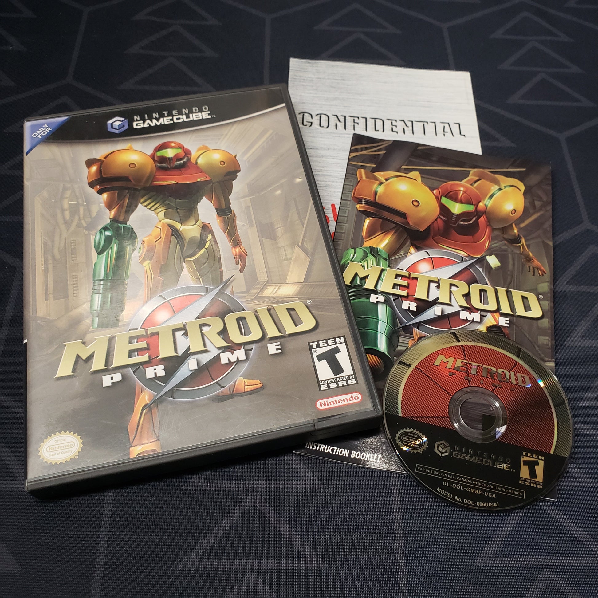 Image shows the case, manual and disc for the video game Metroid Prime for Nintendo GameCube