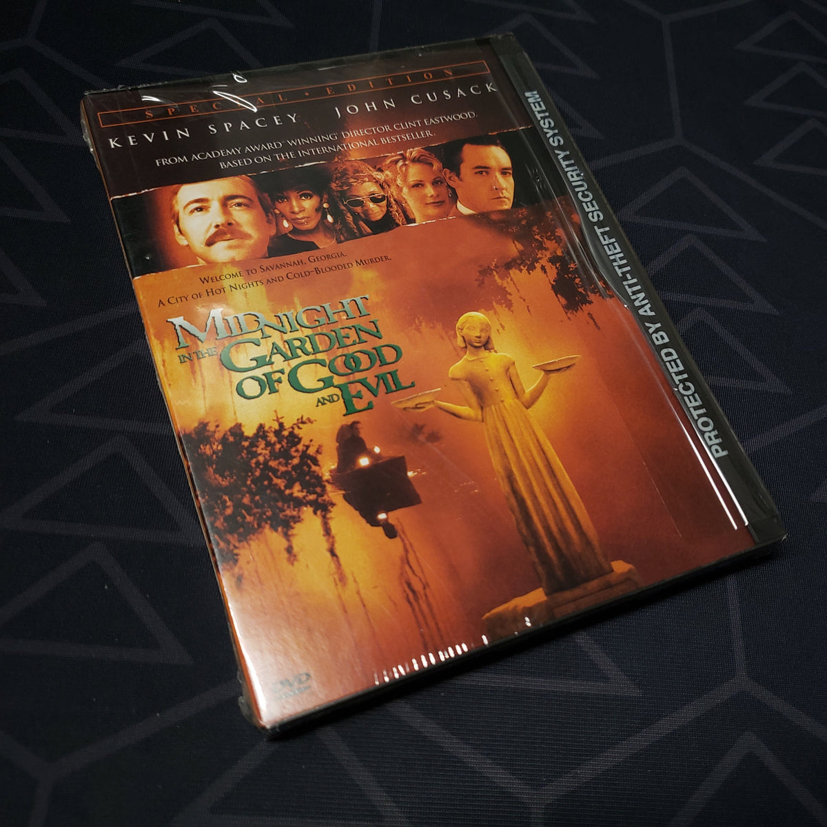 Image shows the front of the case for the movie Midnight in the Garden of Good and Evil on DVD