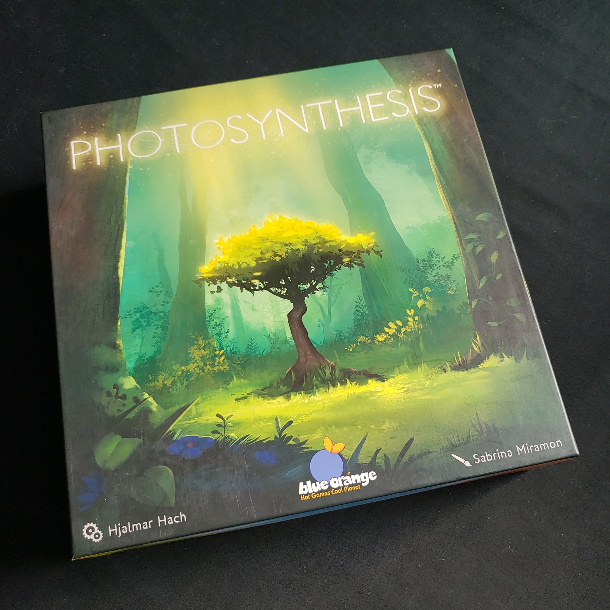 Image shows the front cover of the box of the Photosynthesis board game