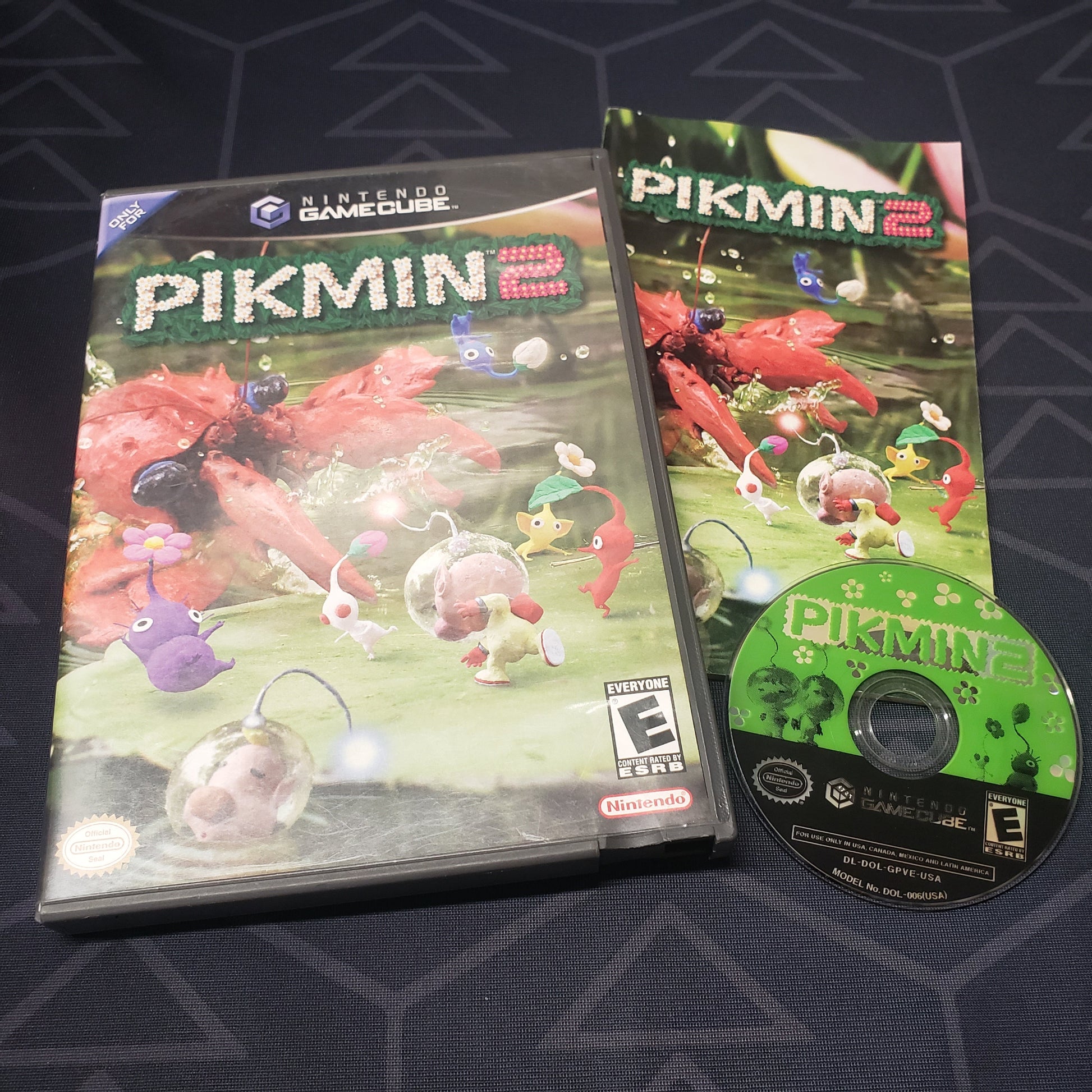 Image shows the case, manual and disc for the video game Pikmin 2 for Nintendo GameCube