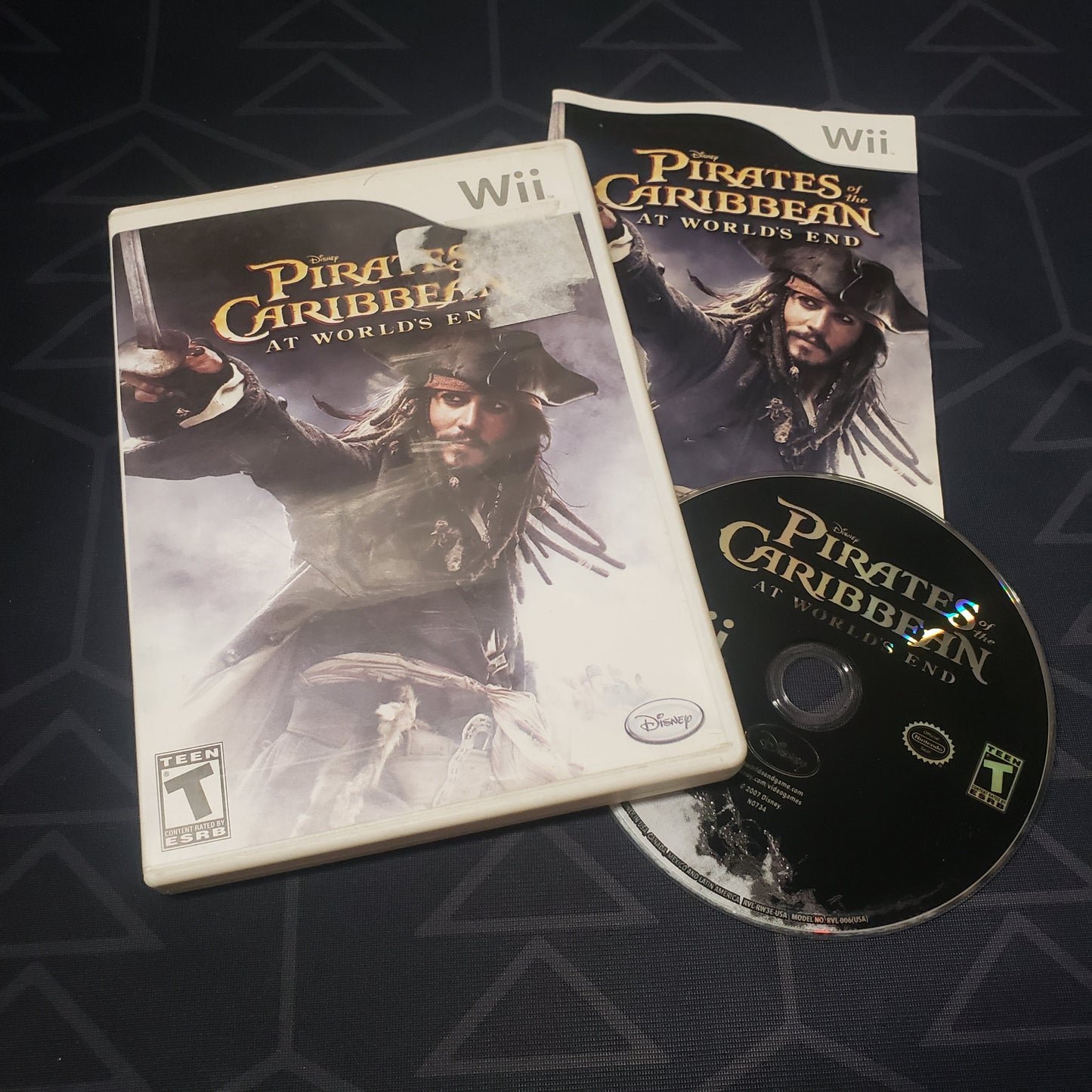 Image shows the case, manual and disc for the video game Pirates of the Caribbean: At World's End for Nintendo Wii