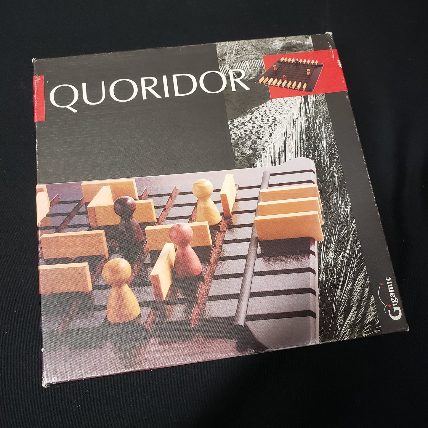 Image shows the front cover of the box of the Quoridor board game