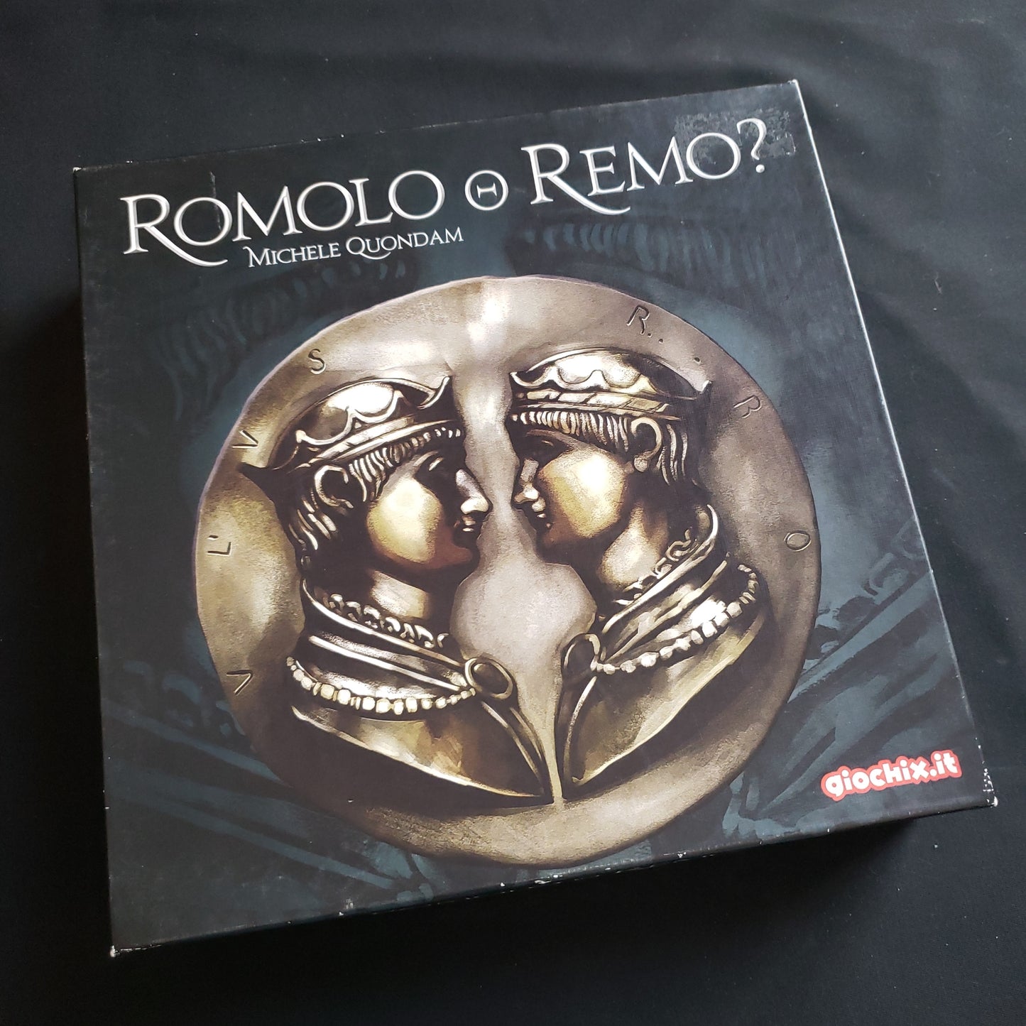 Image shows the front cover of the box of the Romolo o Remo? board game
