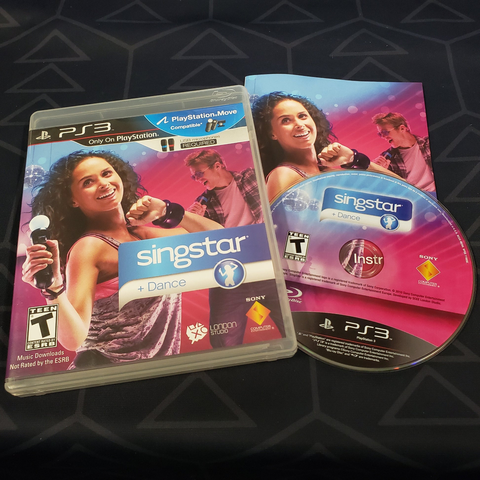 Image shows the case, manual and disc for the video game SingStar Dance for Playstation 3