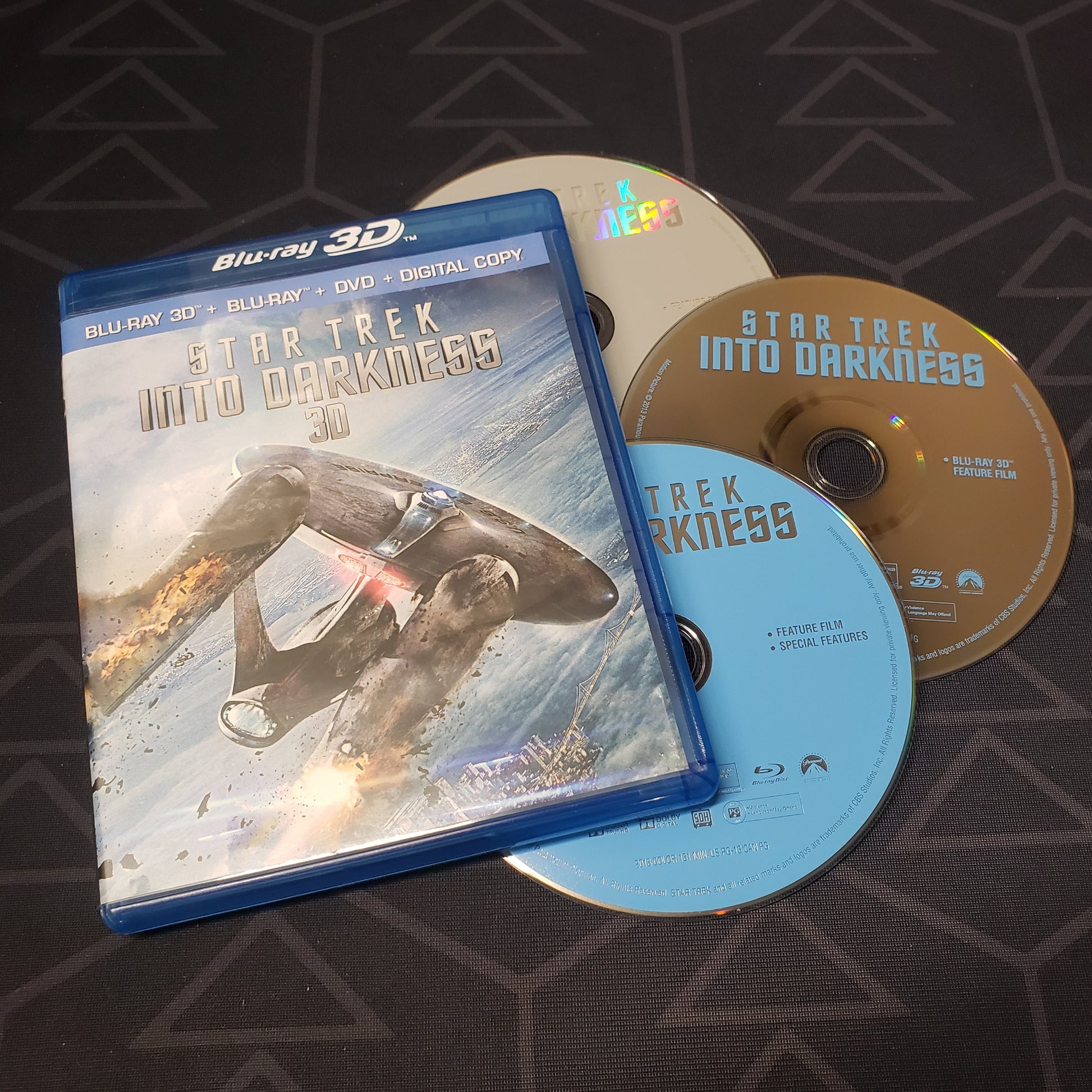 Image shows the case & three discs for the movie set of Star Trek: Into Darkness 3D on Blu-Ray
